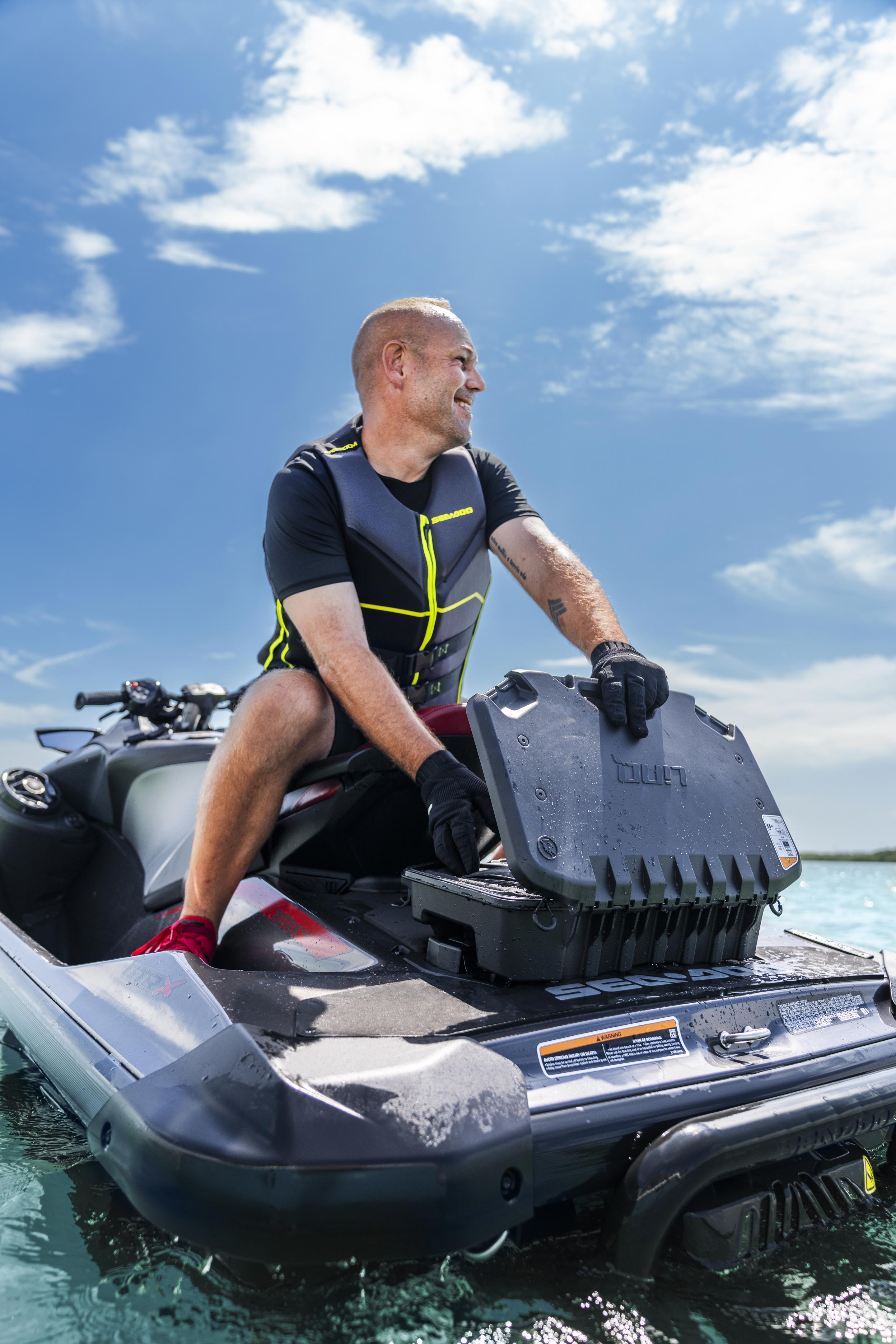 Homme utilisant une boîte de rangement LinQ sur sa motomarine Sea-Doo GTR-X
