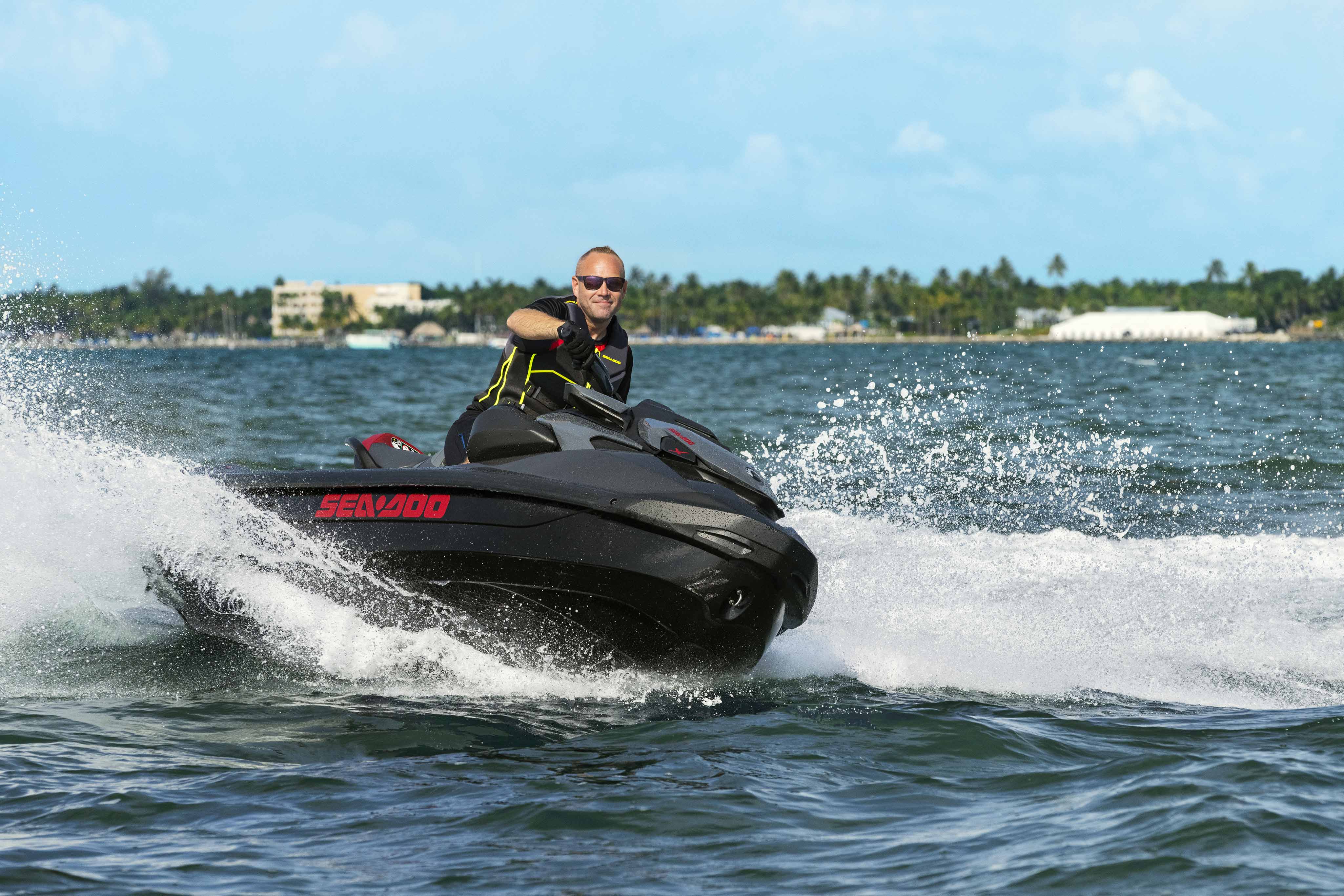 Uomo in sella a una moto d’acqua Sea-Doo GTR 2024