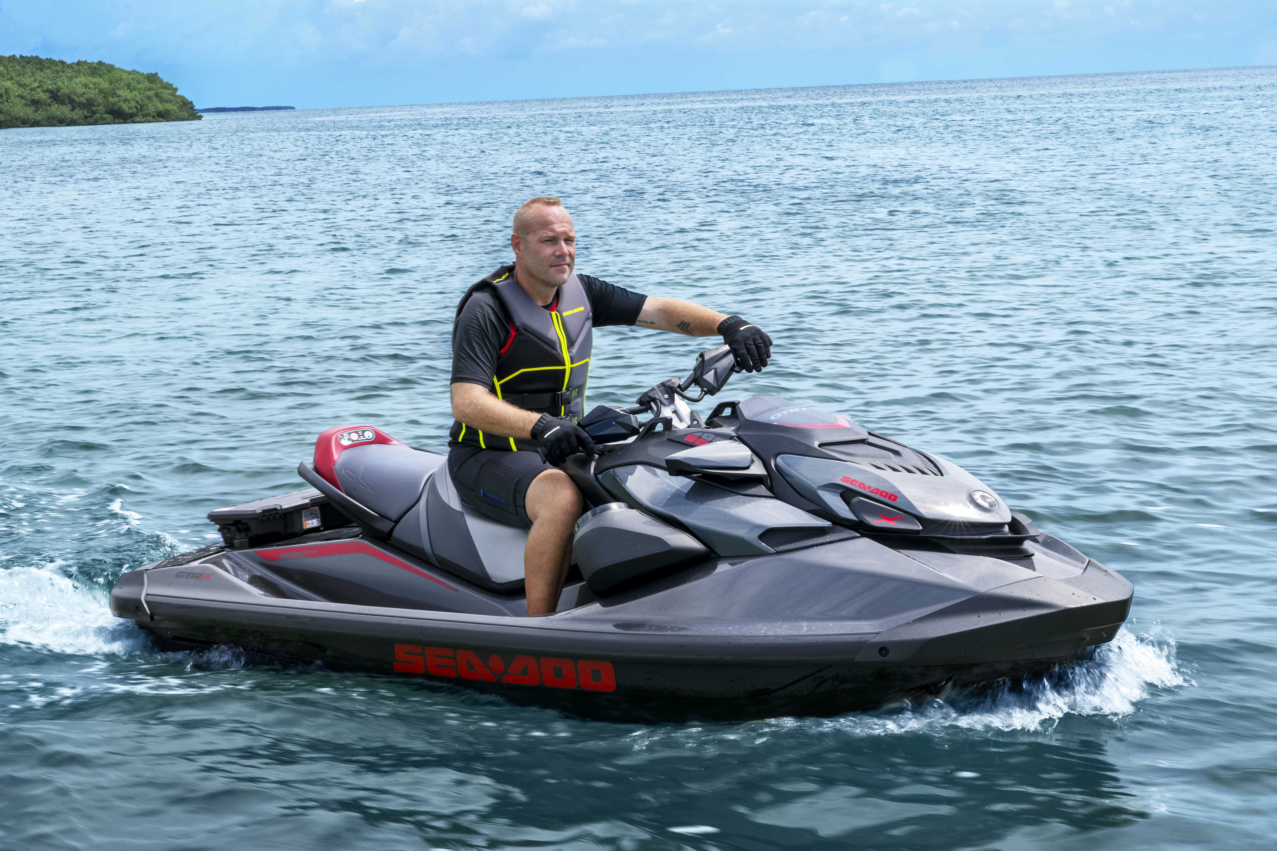 Uomo a bordo di una moto d'acqua Sea-Doo GTR 2024 stazionaria