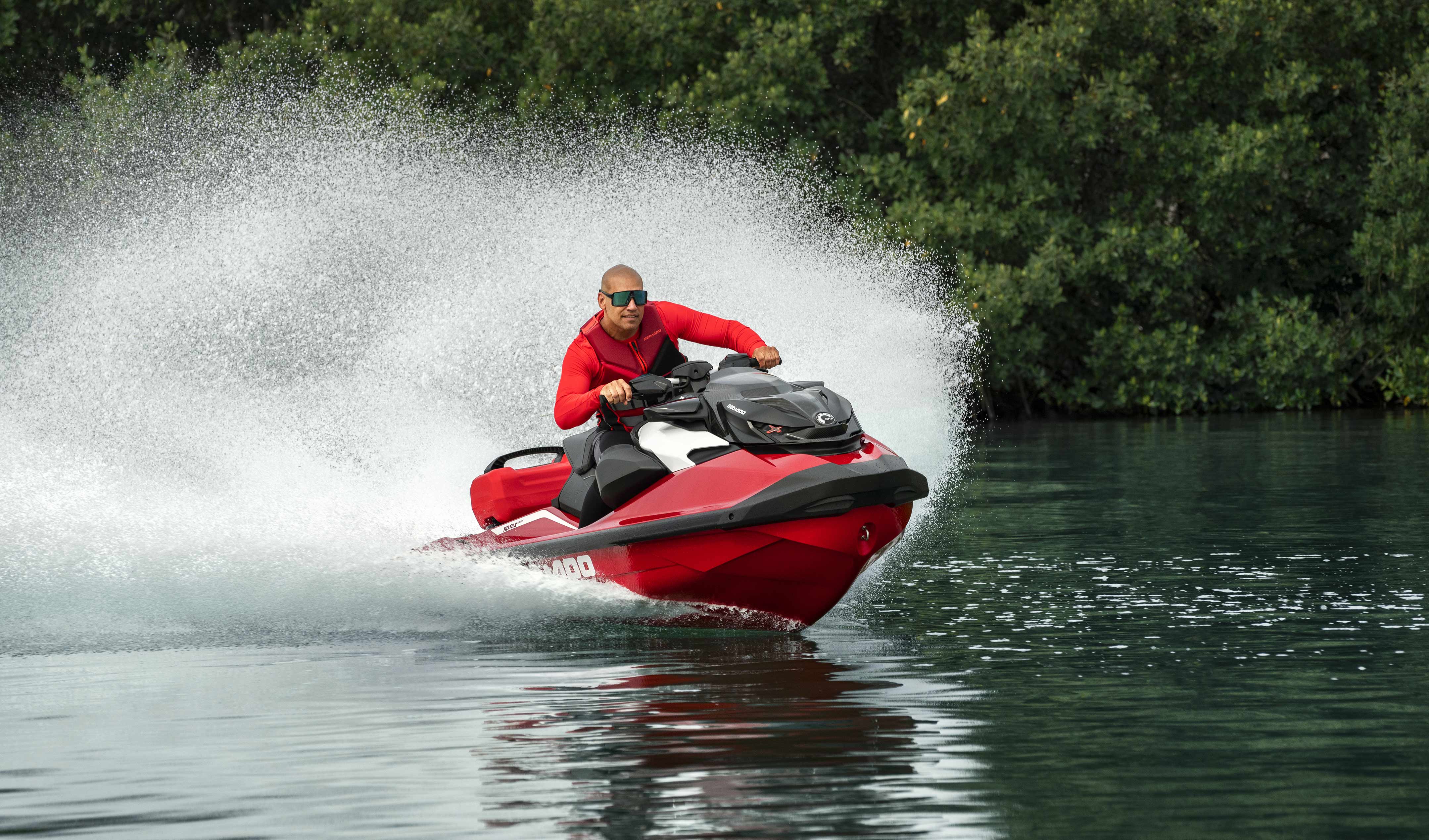 Piloto en acción con una moto de agua Sea-Doo RXP-X