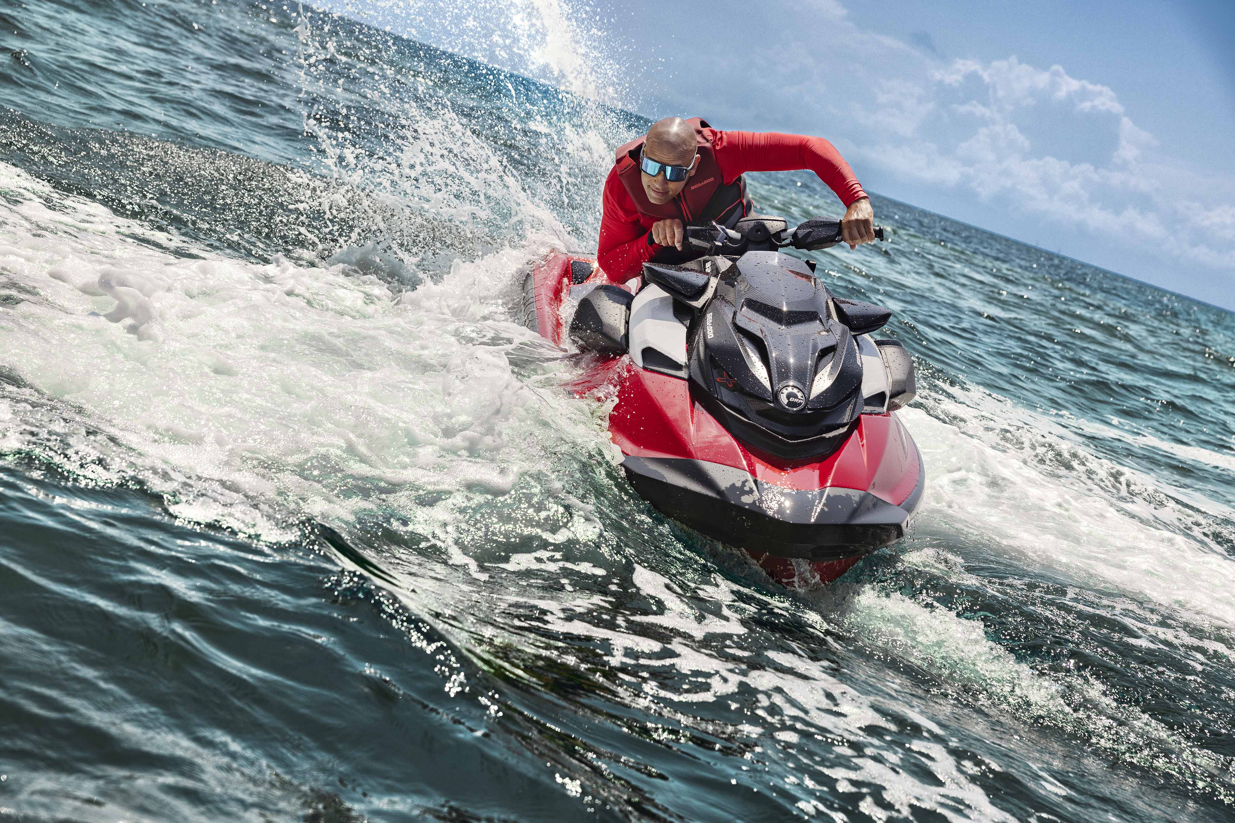  Mies ajaa täydellä vauhdilla korkean suorituskyvyn Sea-Doo RXP-X vesiskootterillaan