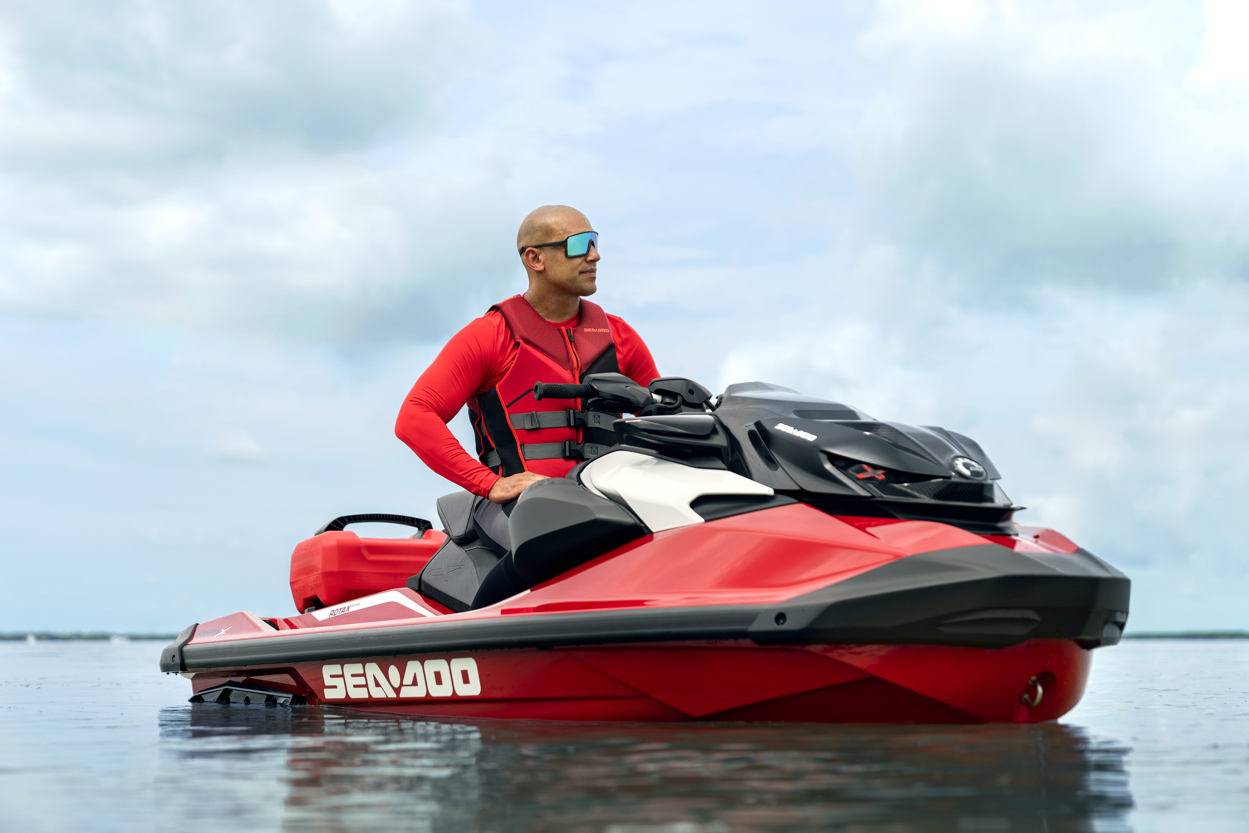 Hombre sentado sobre una moto acuática Sea-Doo RXP-X detenida