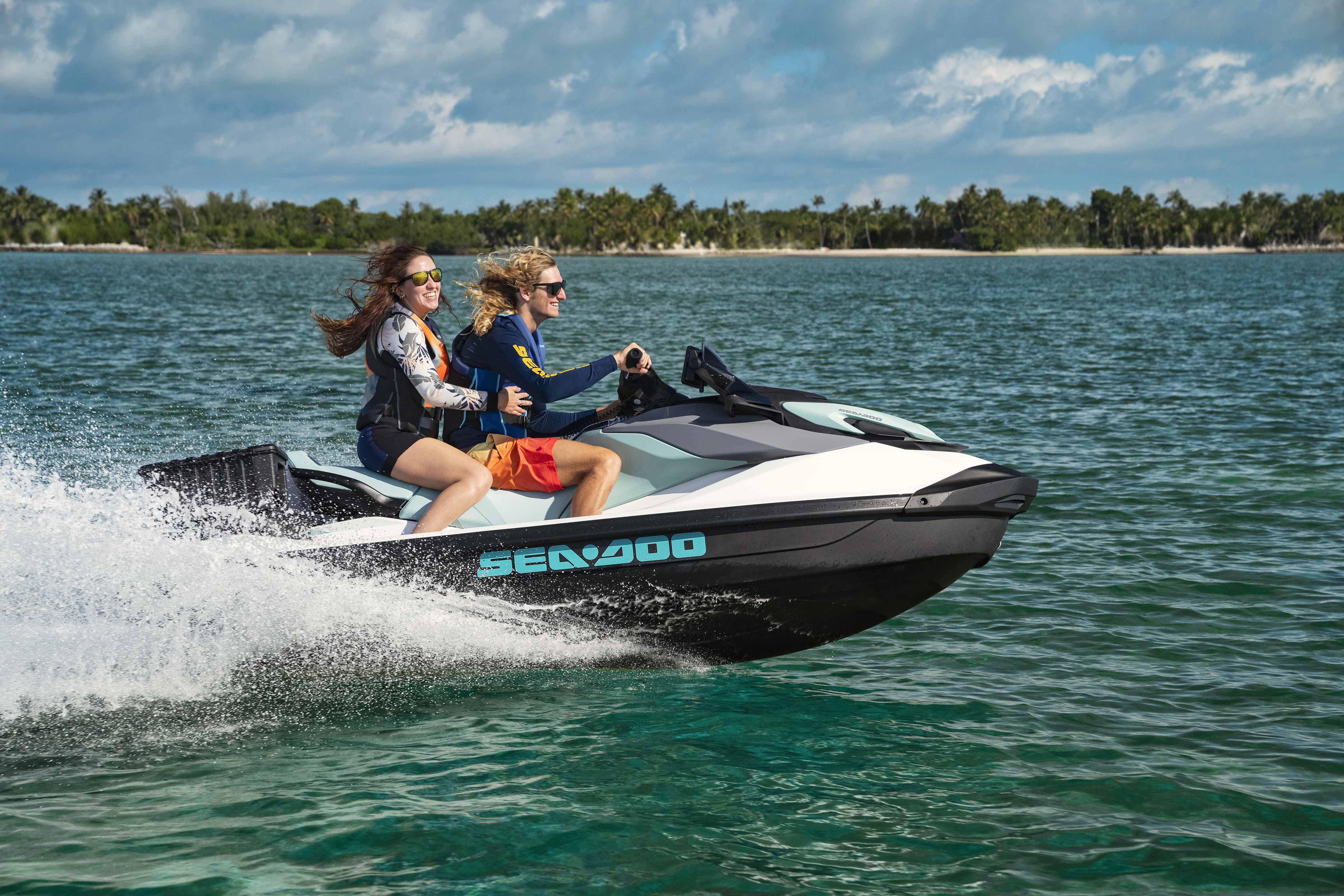 Dos mujeres conduciendo una moto acuática Sea-Doo GTI 130 