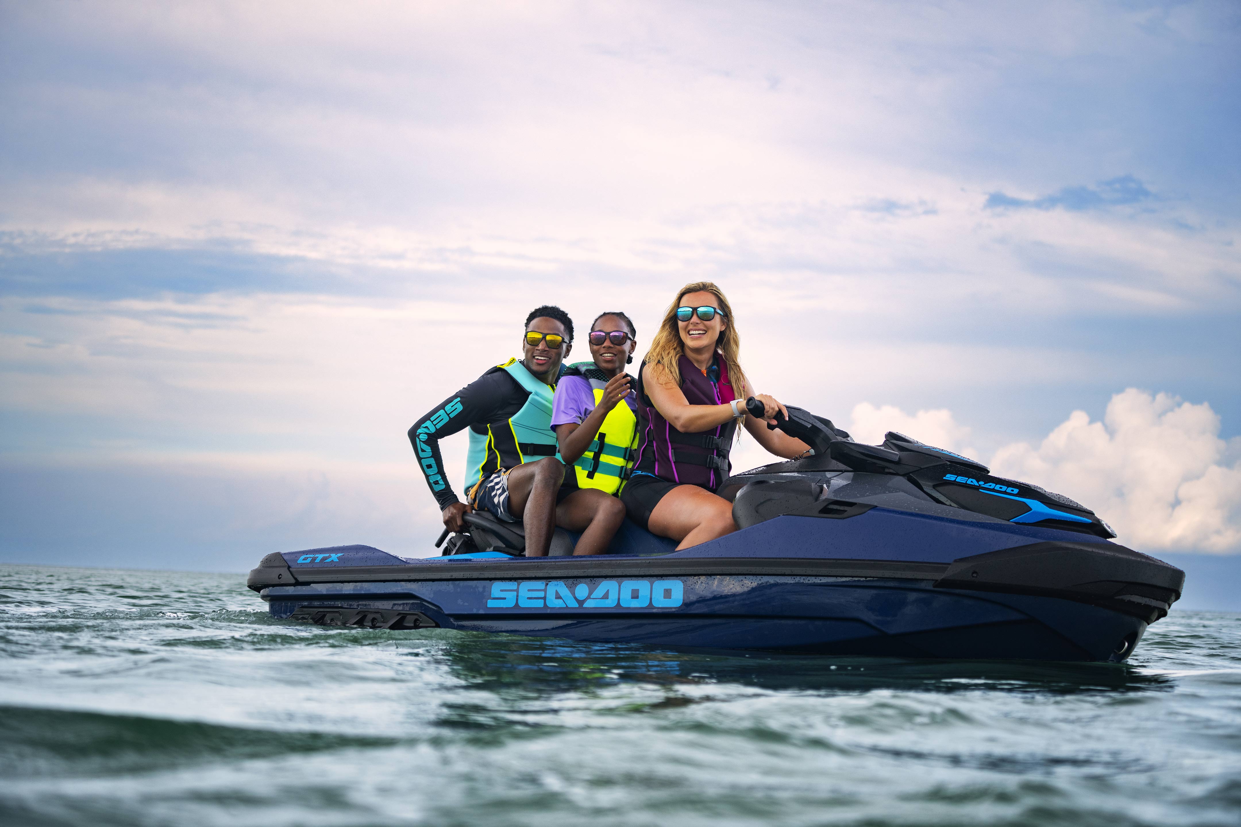 Tres amigos en una moto acuática Sea-Doo GTX 2024