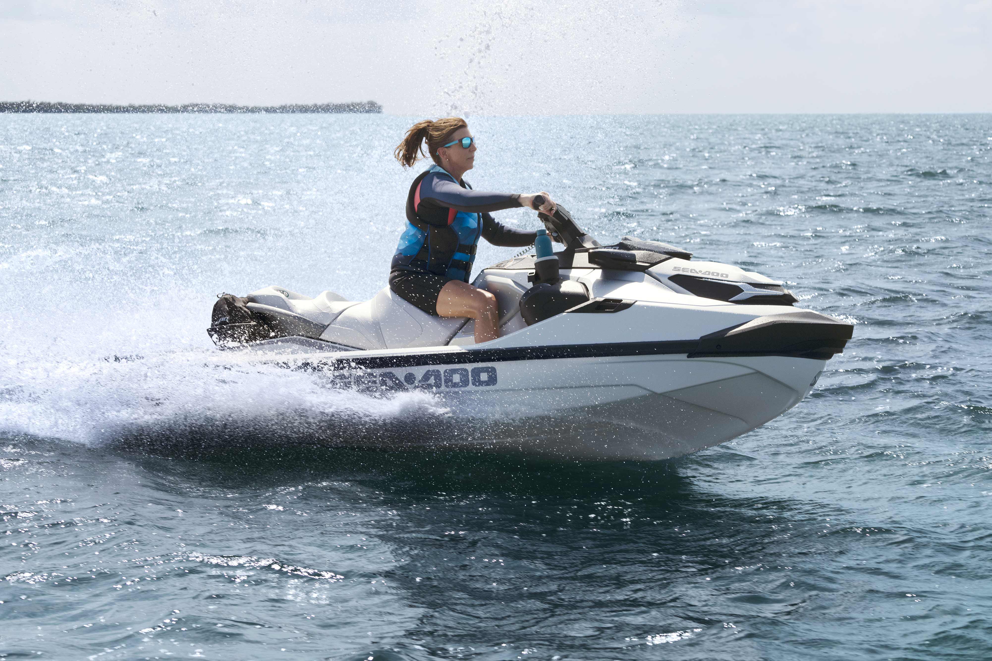Nainen ratsastaa vuoden 2024 Sea-Doo GTX Limitedin vesiskootterilla