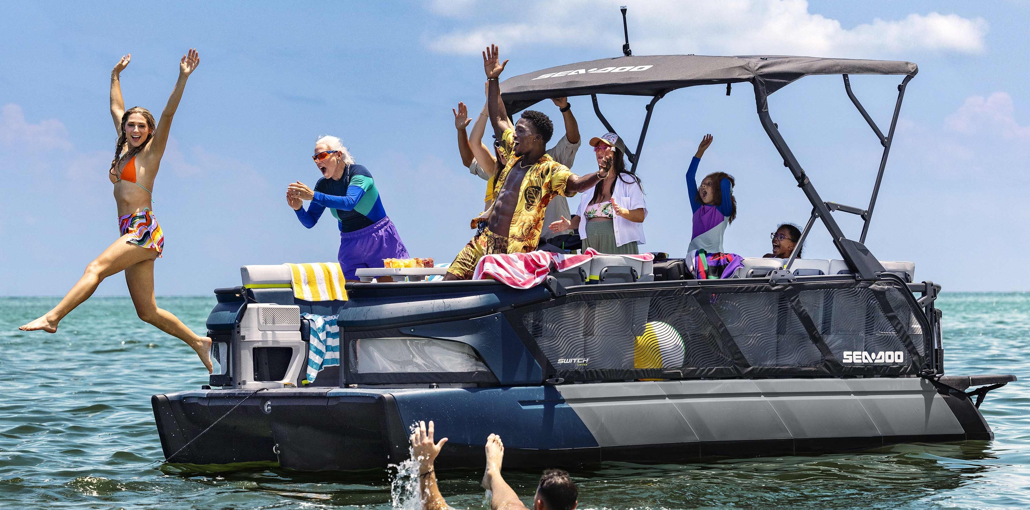 Famille profitant d'une journée sous le soleil sur le nouveau ponton Sea-Doo Switch Cruise Limited