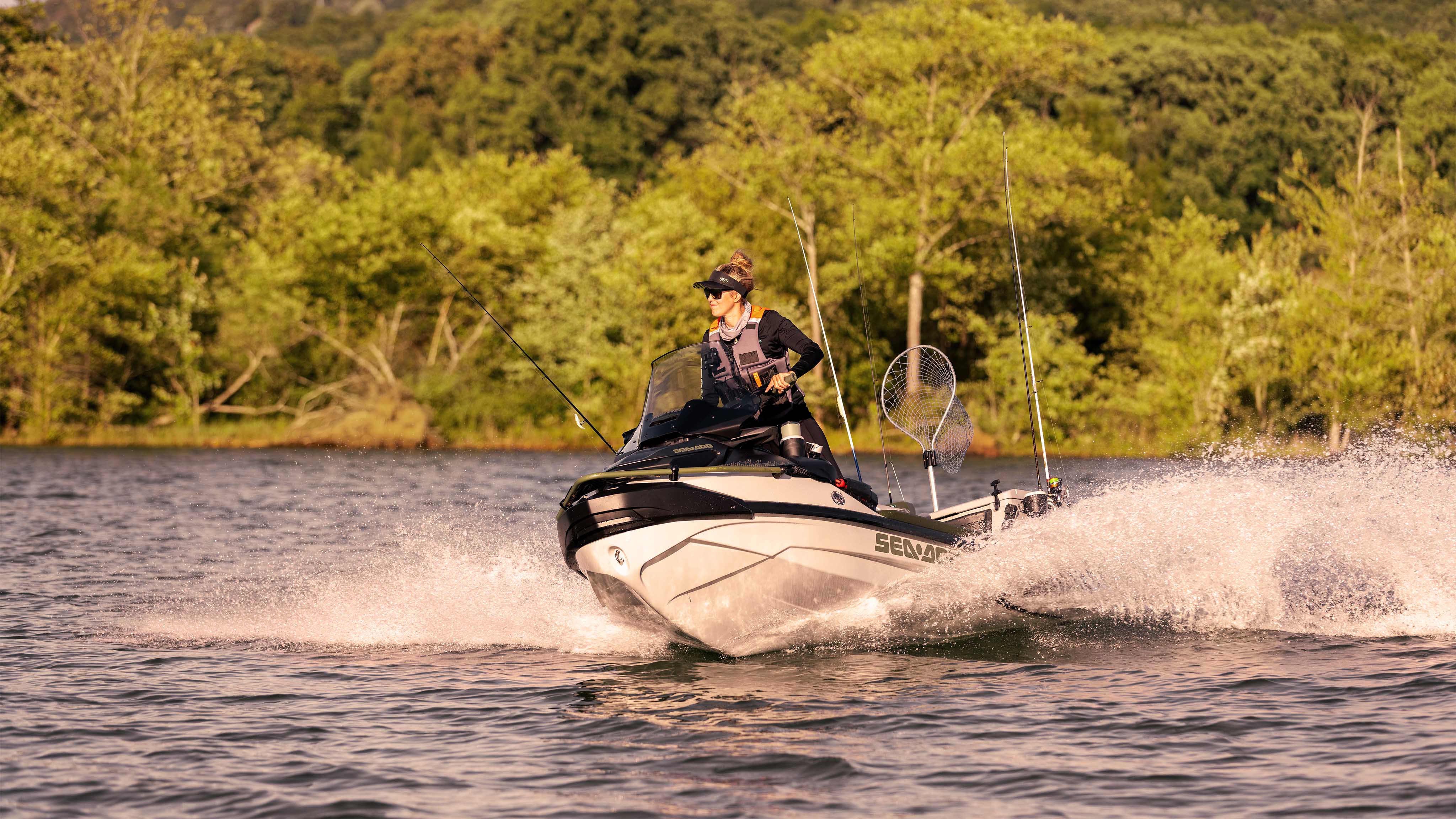 En kvinna som åker på 2025-års Sea-Doo FishPro Apex-vattenskoter