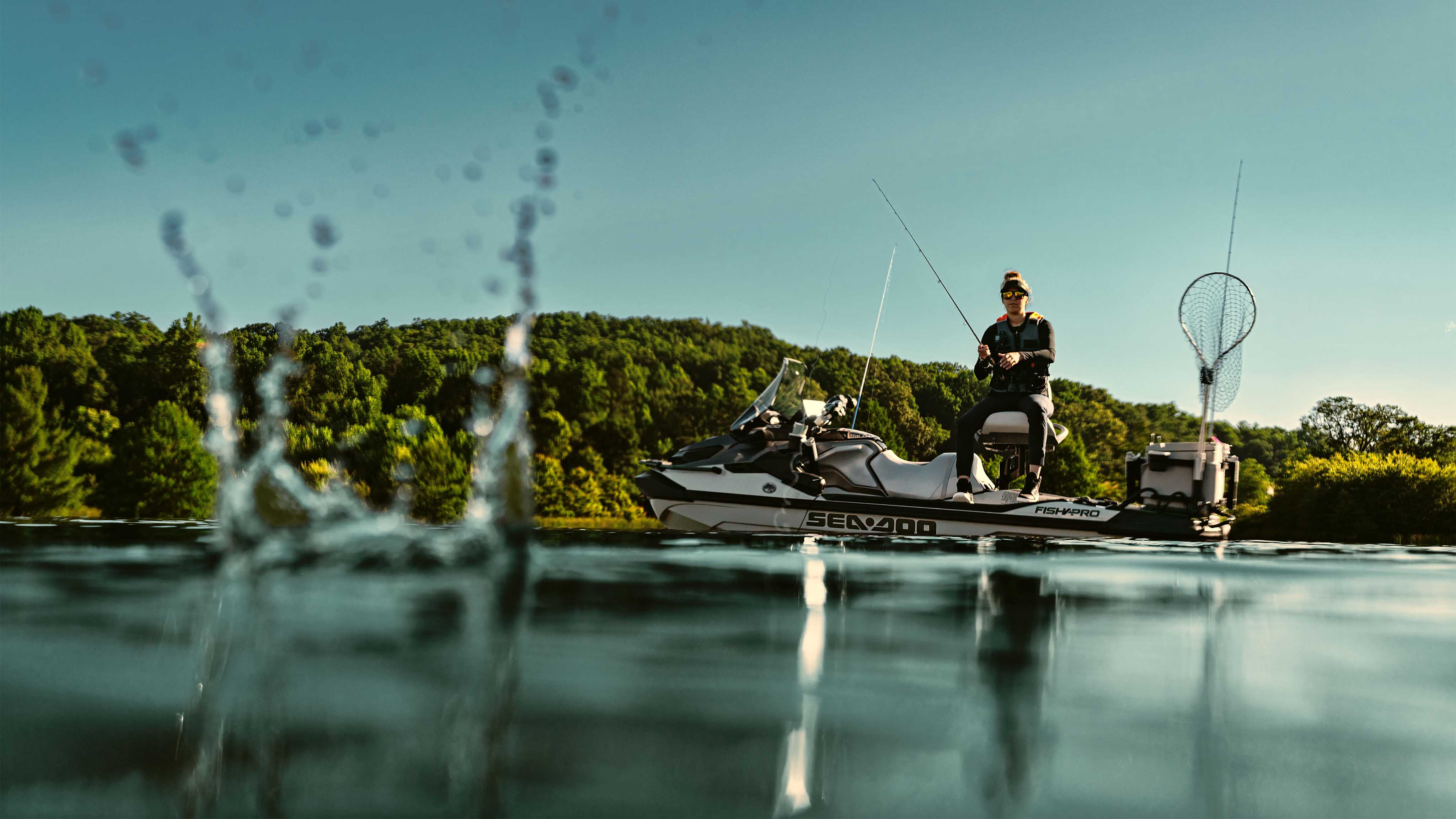 Homme pêchant à partir d'une motomarine Sea-Doo FishPro Apex 2025