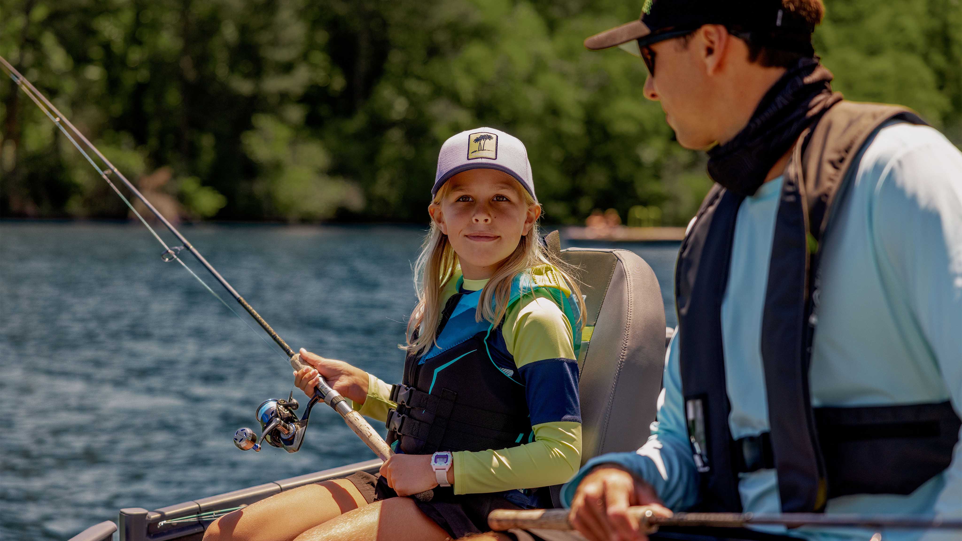 2025年モデルのSea-Doo Switch Fish ポンツーンボートで釣りをする父娘