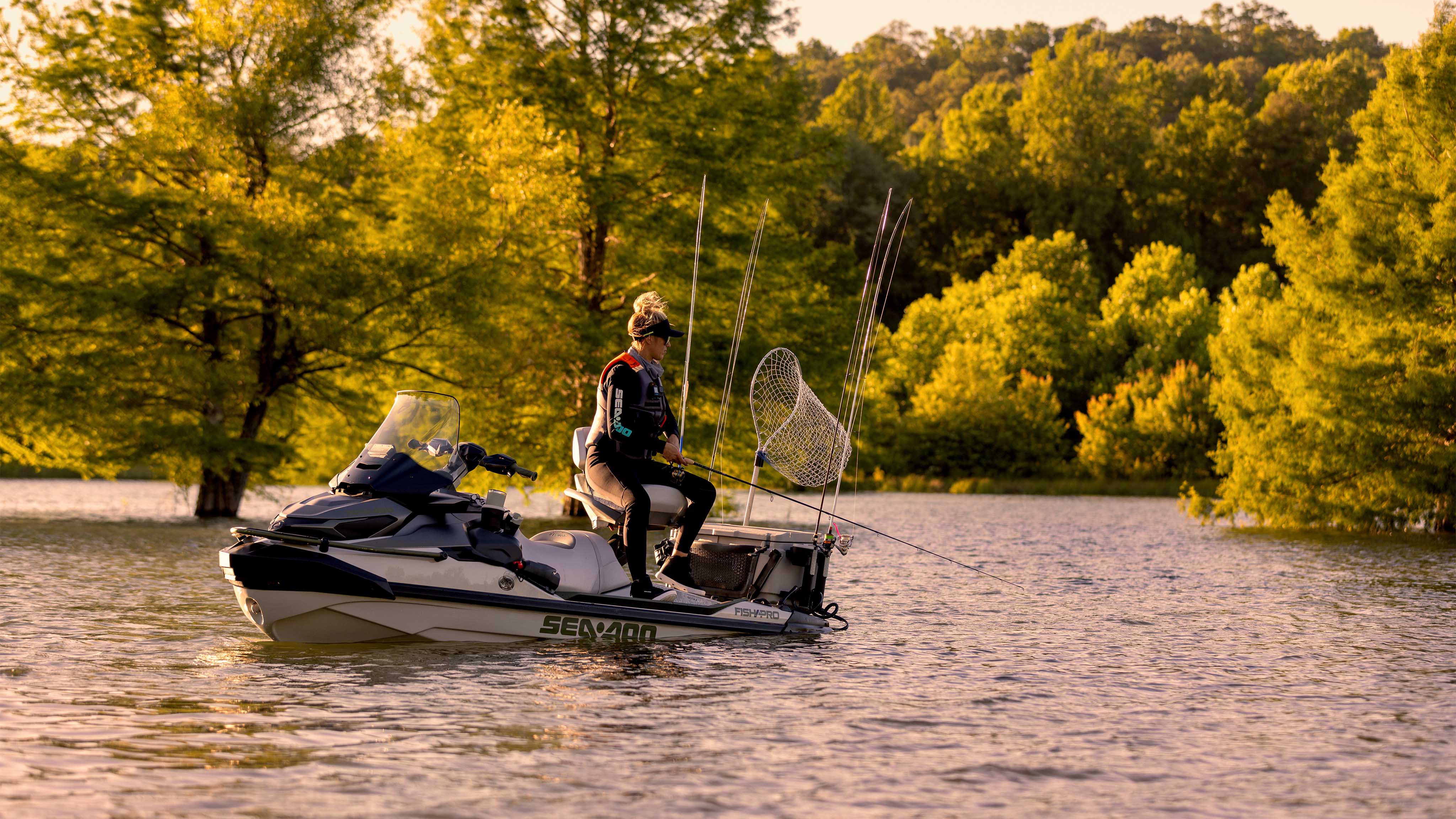 Femme pêchant à bord de la motomarine Sea-Doo FishPro Apex 2025