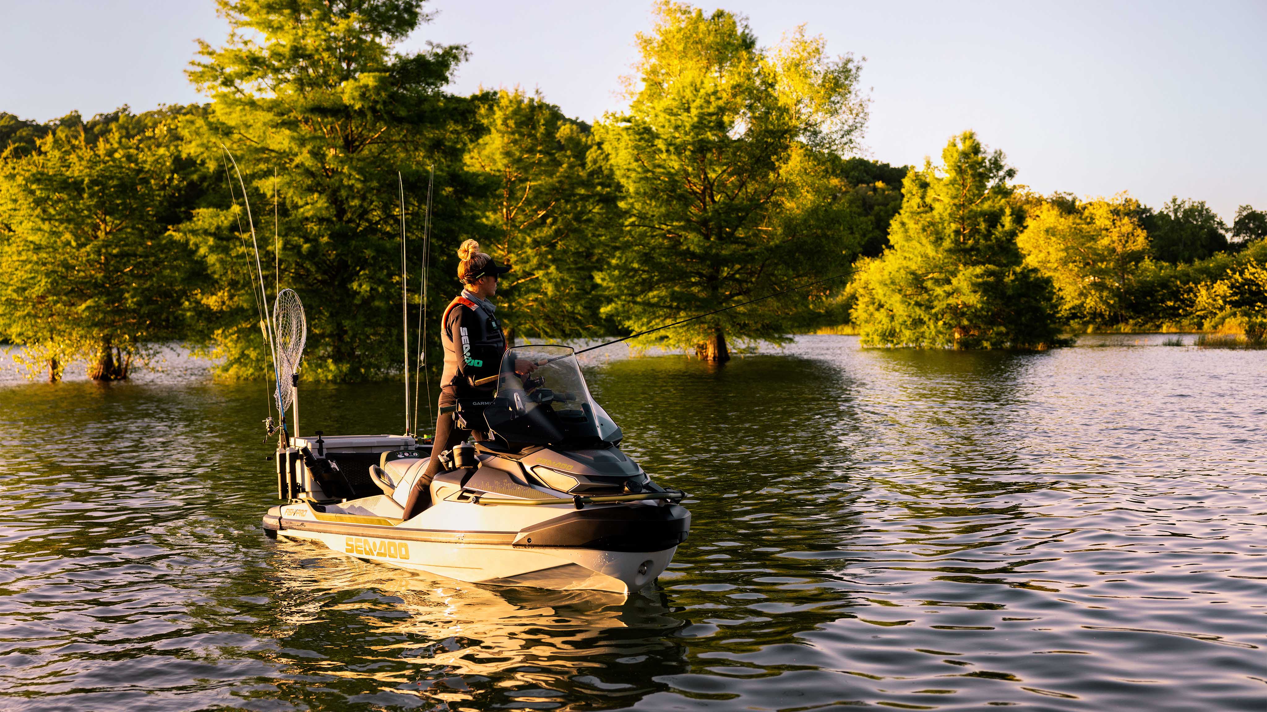 Femme pêchant à bord de la motomarine Sea-Doo FishPro Apex 2025