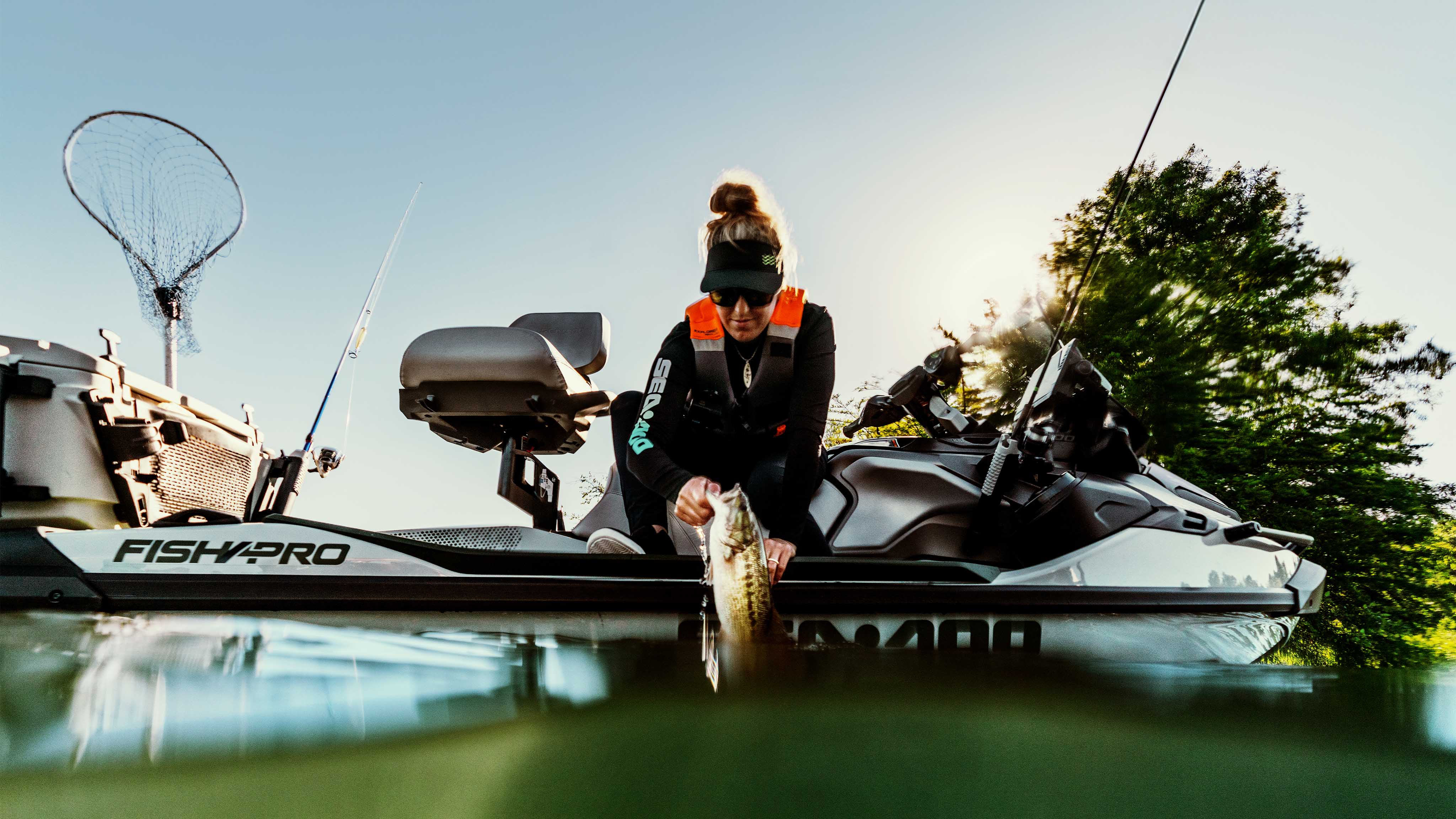 Homme assis sur une motomarine FishPro Apex 2025