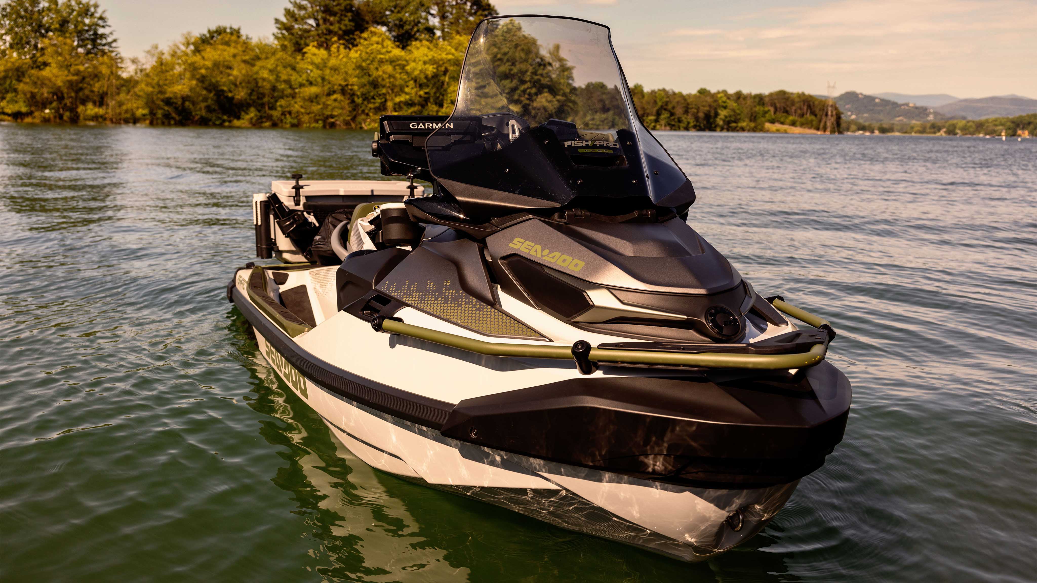 Motomarine Sea-Doo FishPro Apex 2025 sur l'eau