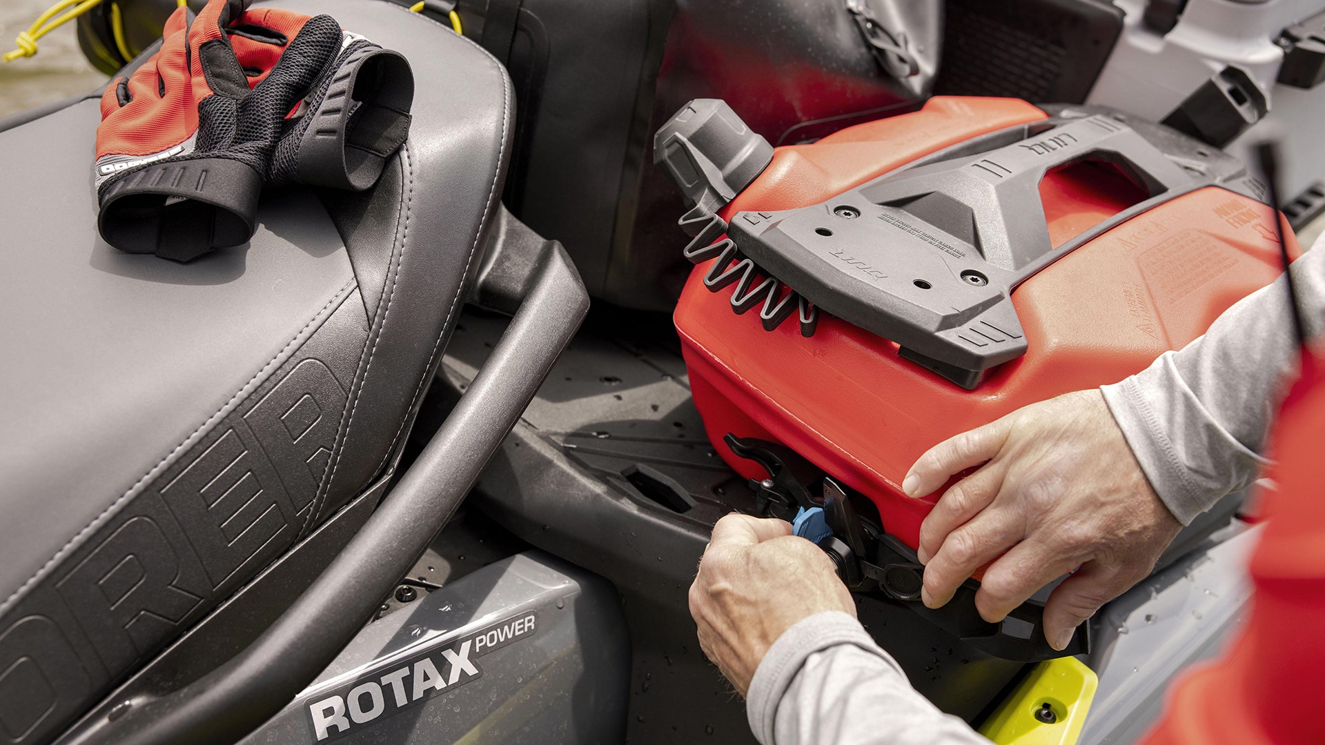 Gros plan sur le bidon d'essence LinQ pour les motomarines Sea-Doo