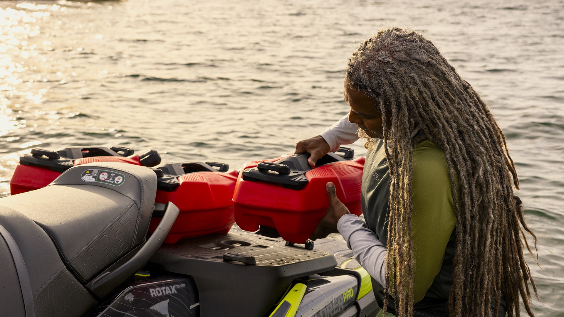 Des bidons d'essence placés sur une motomarine Sea-Doo Explorer Pro 2025