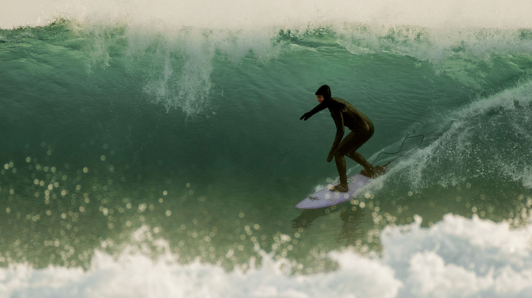 Bryanna Bradley surfe sur une vague imposante