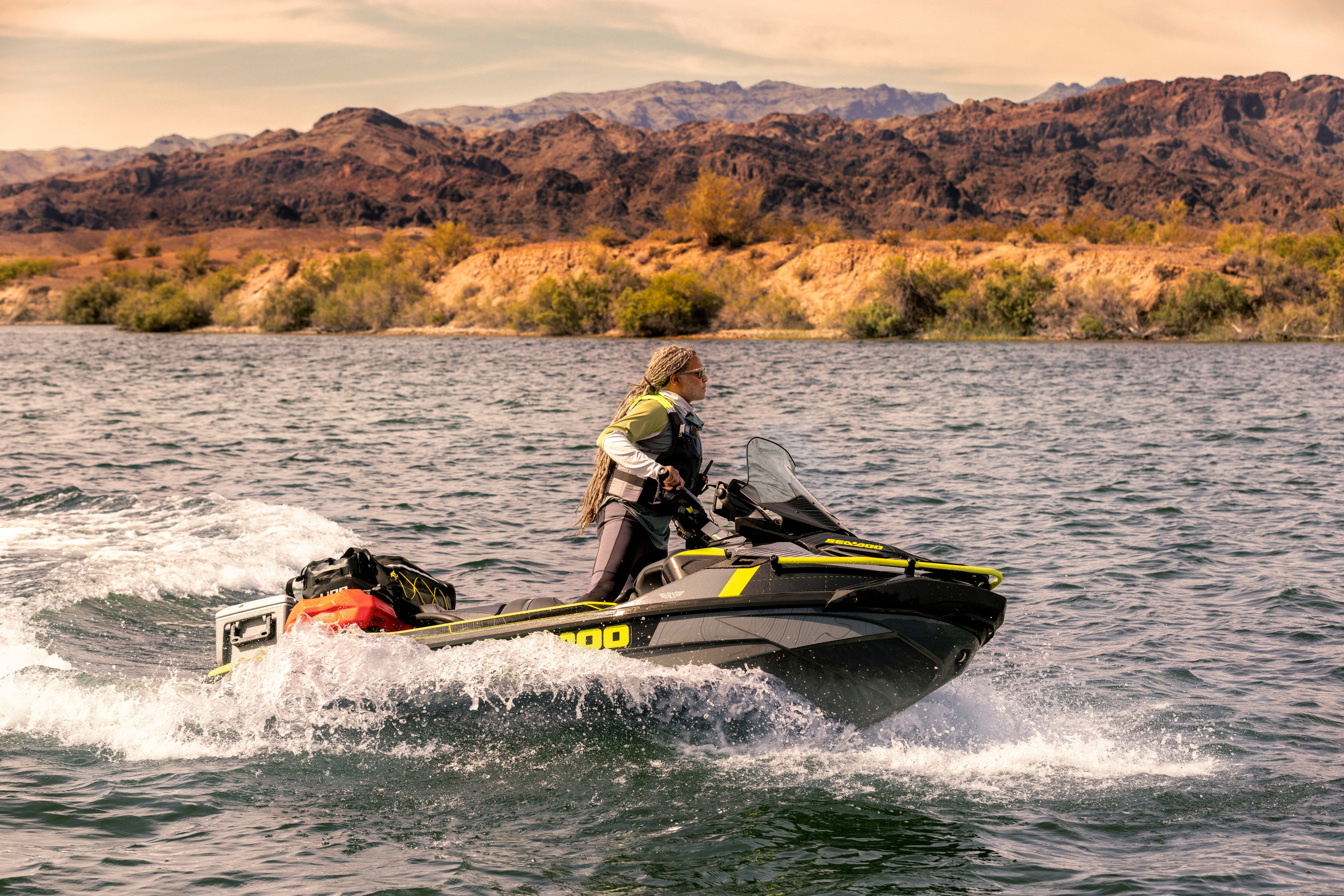 一位男士正在驾驶 2025 Sea-Doo 探索家摩托艇