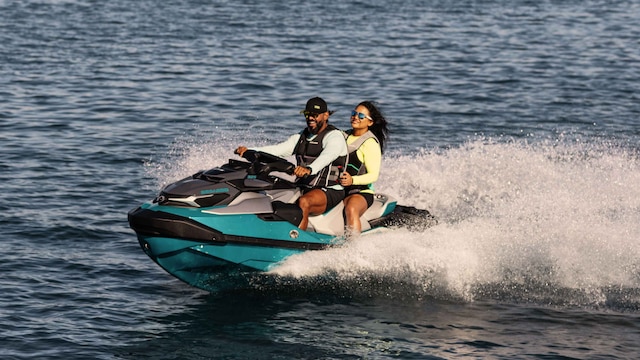 一对情侣正在驾驶 2025 款 Sea-Doo 巡航艇 GTX 限量版摩托艇。