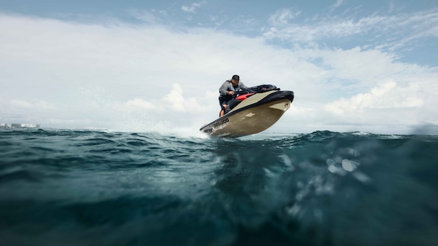 一位男士正在驾驶 2025 款 Sea-Doo 竞技艇 RXP-X 摩托艇。