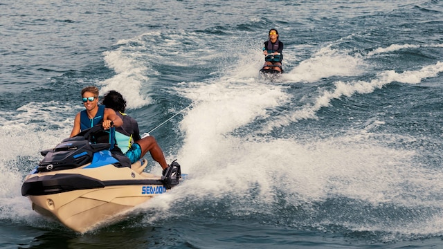 一名女子在 2025 款 Sea-Doo 滑水艇身后进行尾波冲浪