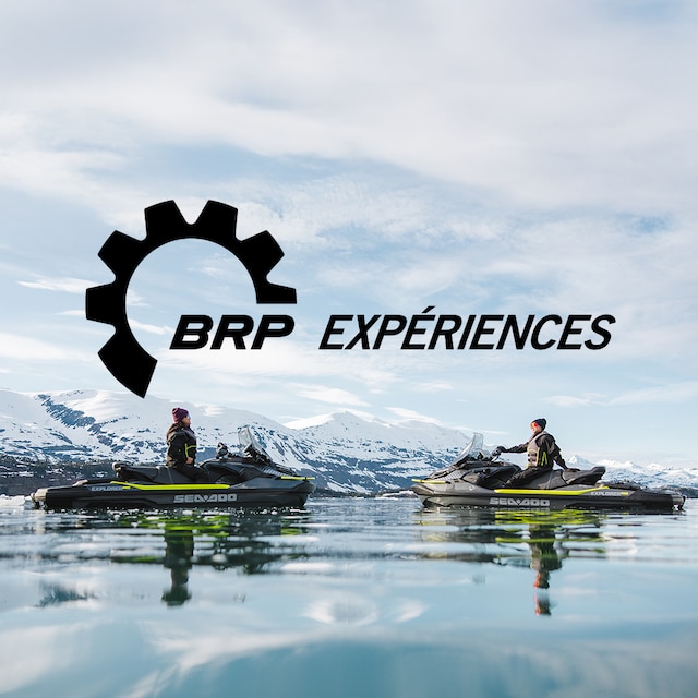 Deux femmes sur des Sea-Doo Explorer Pro profitant d'une sortie BRP Experiences devant des montagnes enneigées