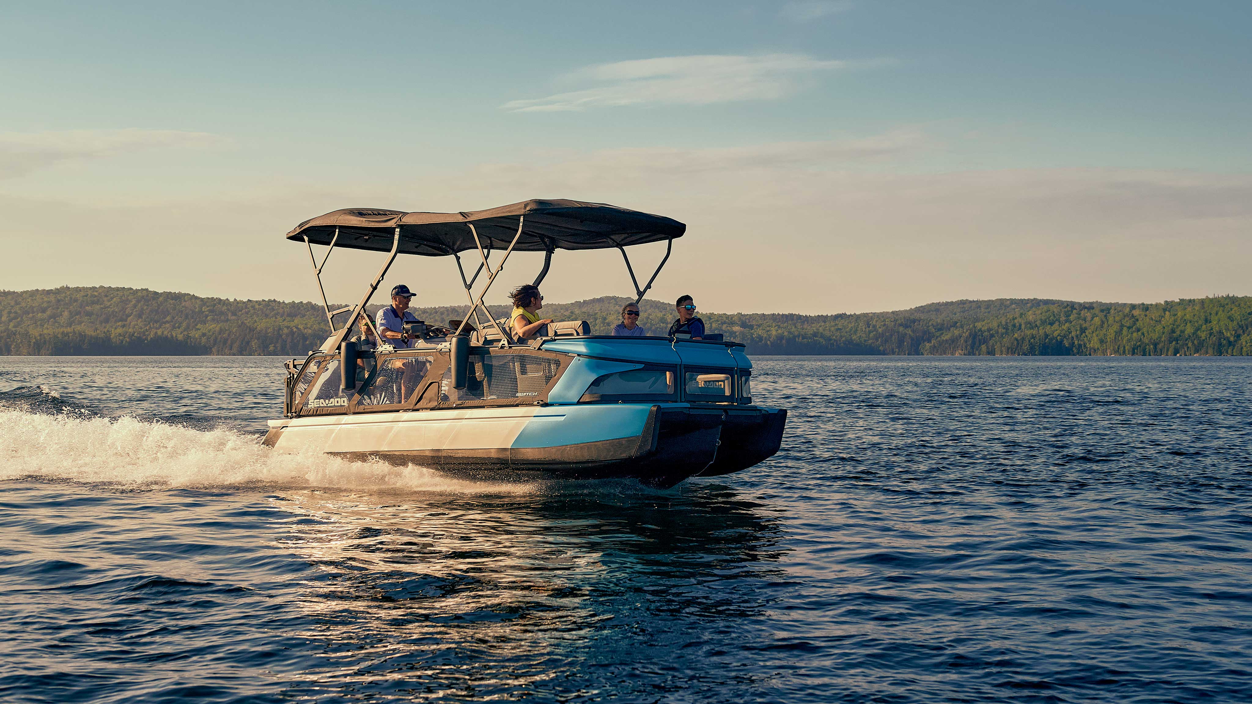 Grupo de pessoas a bordo de um Sea-Doo Switch Cruise em movimento na água