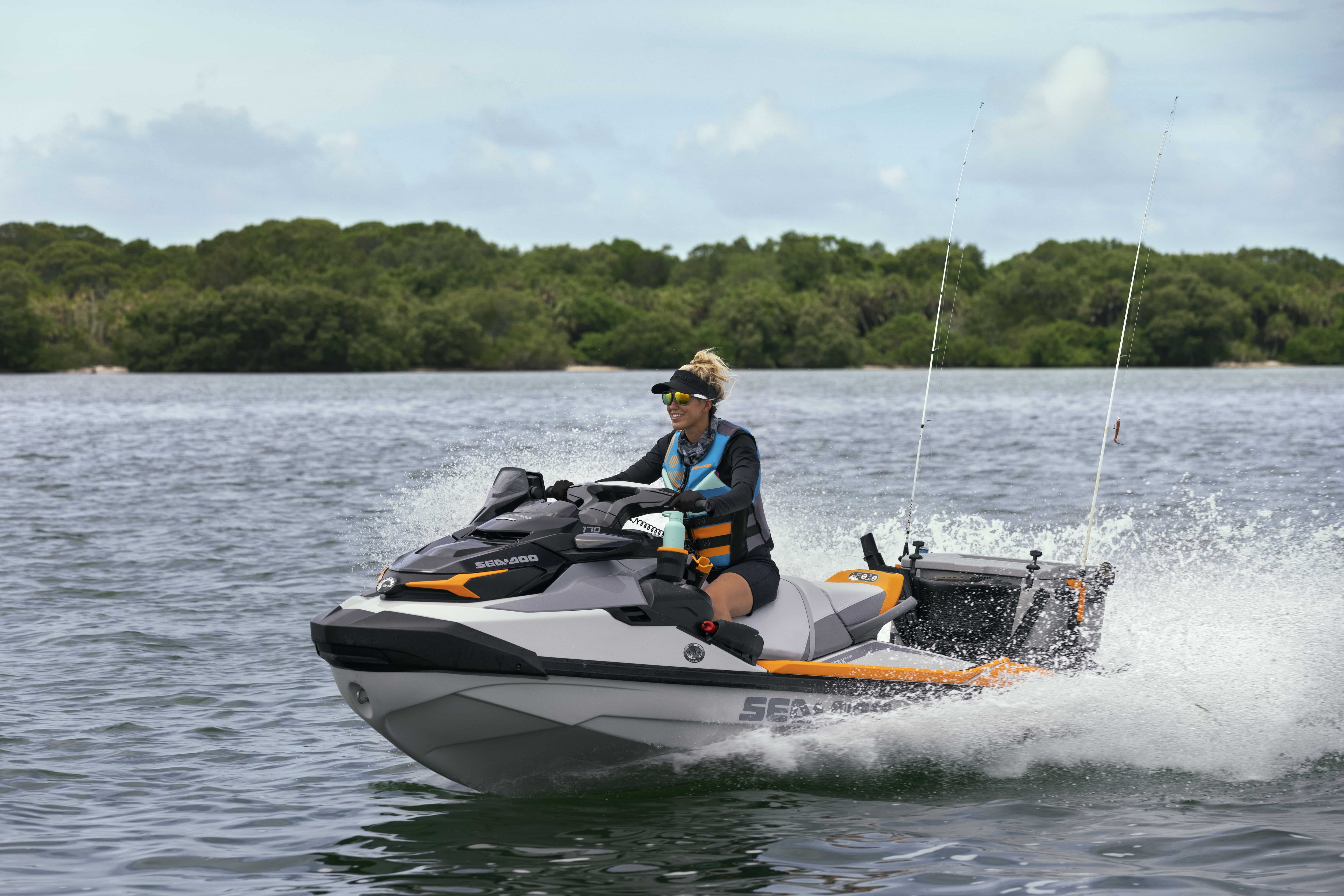 Homem acelerando forte um Sea-Doo Fish Pro Trophy