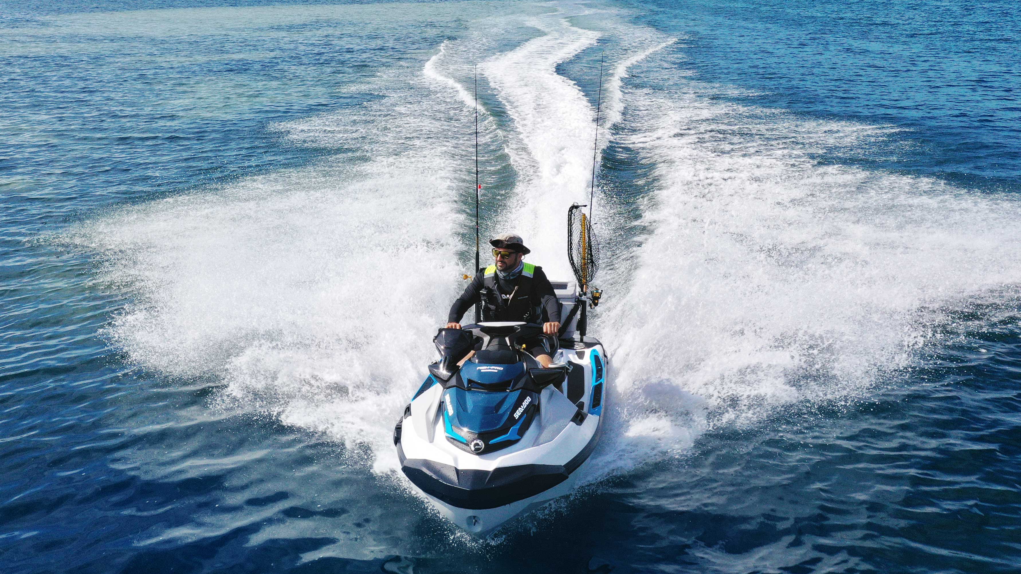 Homem acelerando forte um Sea-Doo Fish Pro Sport