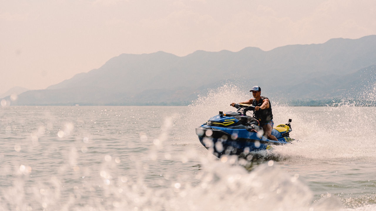 Michael Ronda en el Lago Chapala con una Sea-Doo Wake Pro