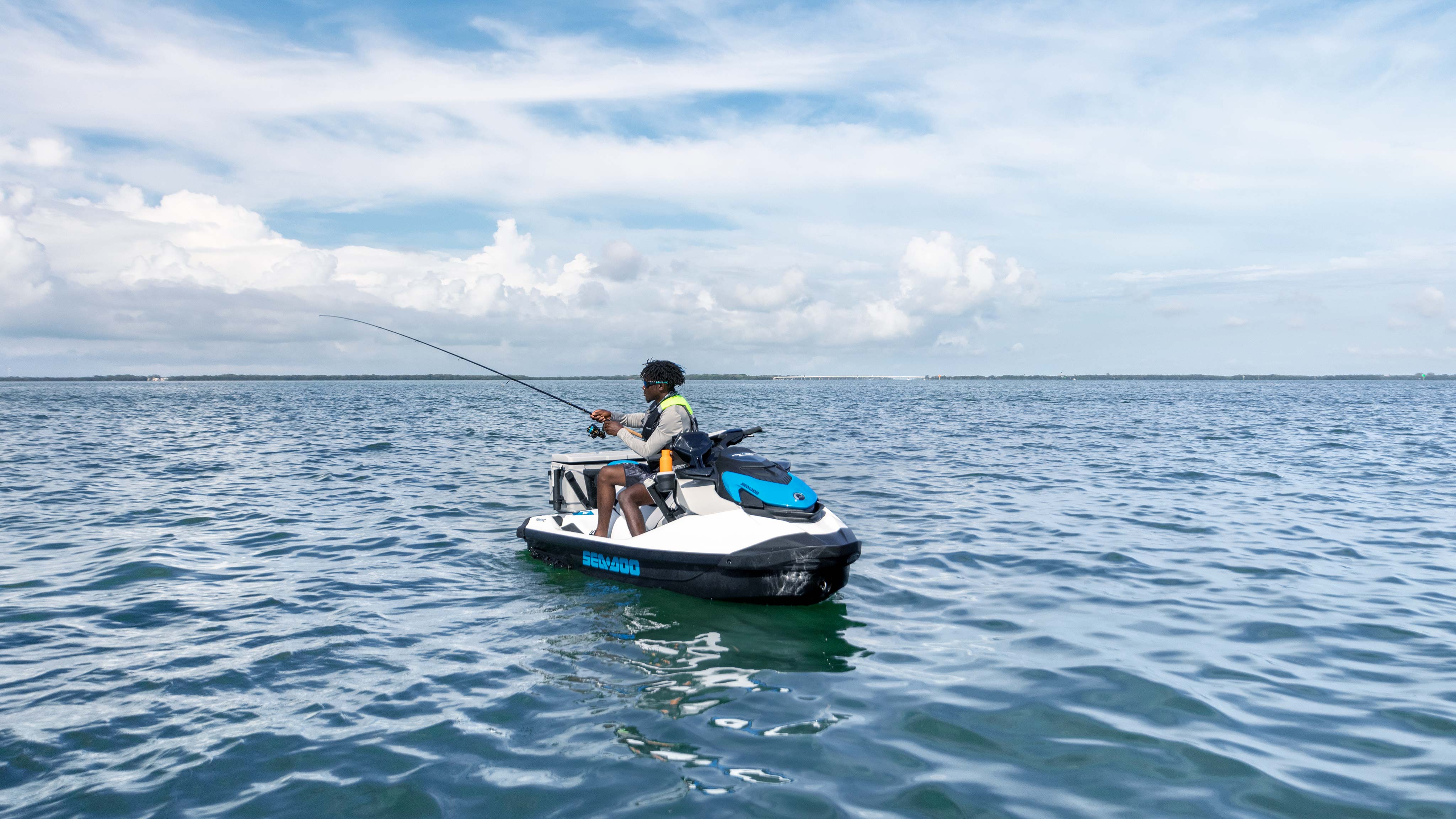 Hombre pescando sobre su Sea-Doo FIsh Pro Scout