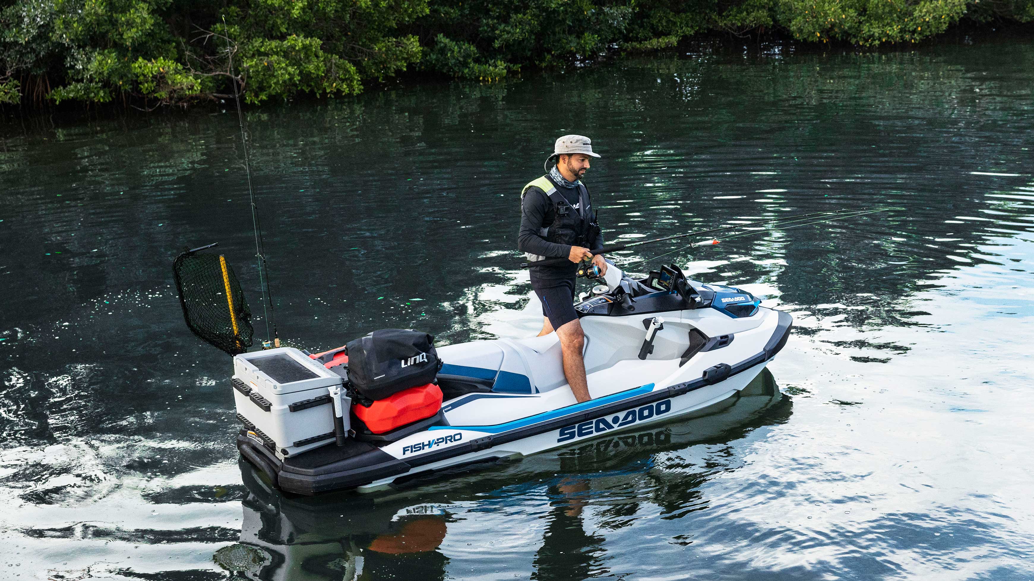 Hombre pescando en la Sea-Doo Fish Pro Sport