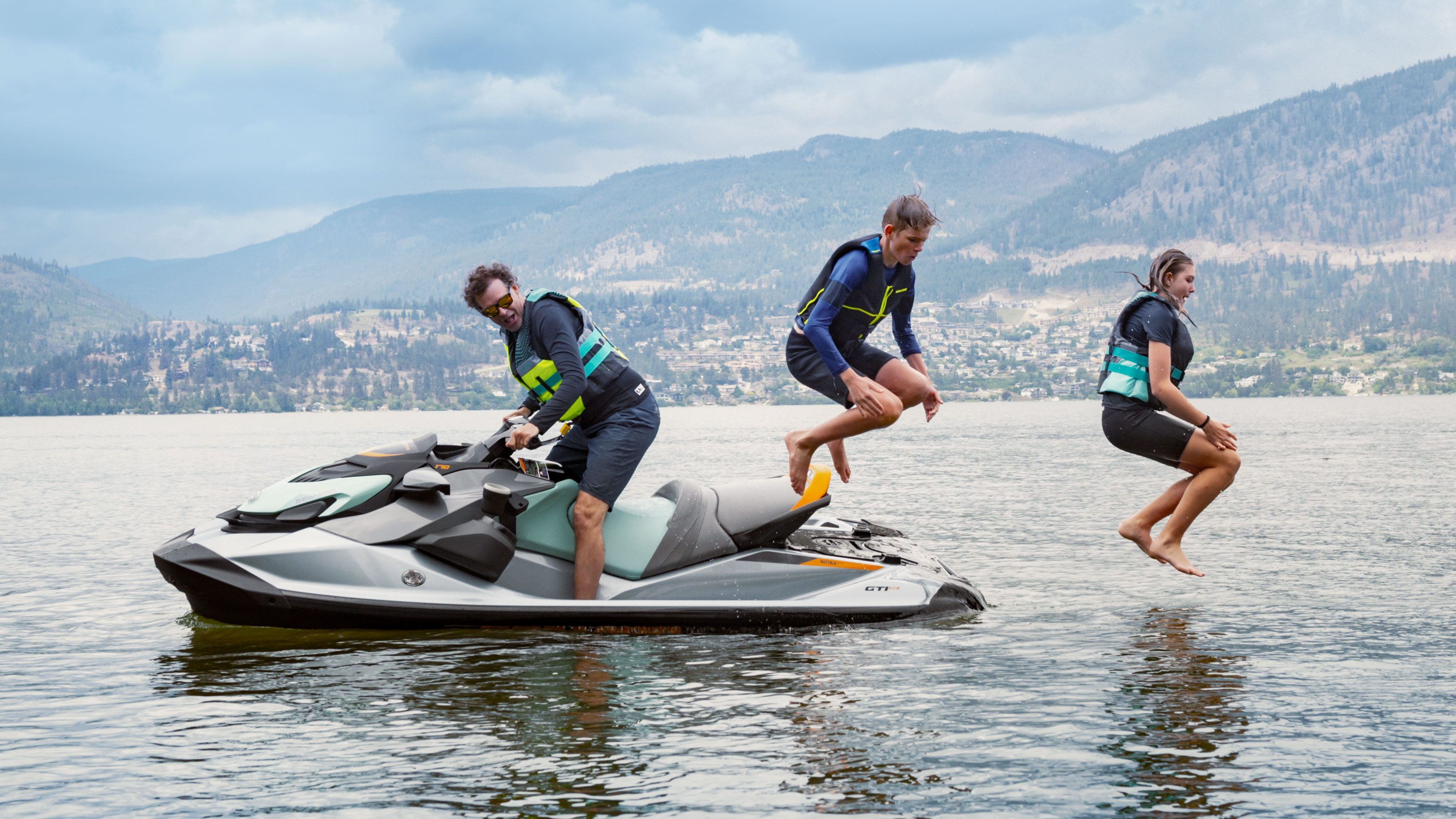 Familia disfrutando sus vacaciones sobre una Sea-Doo GTI SE