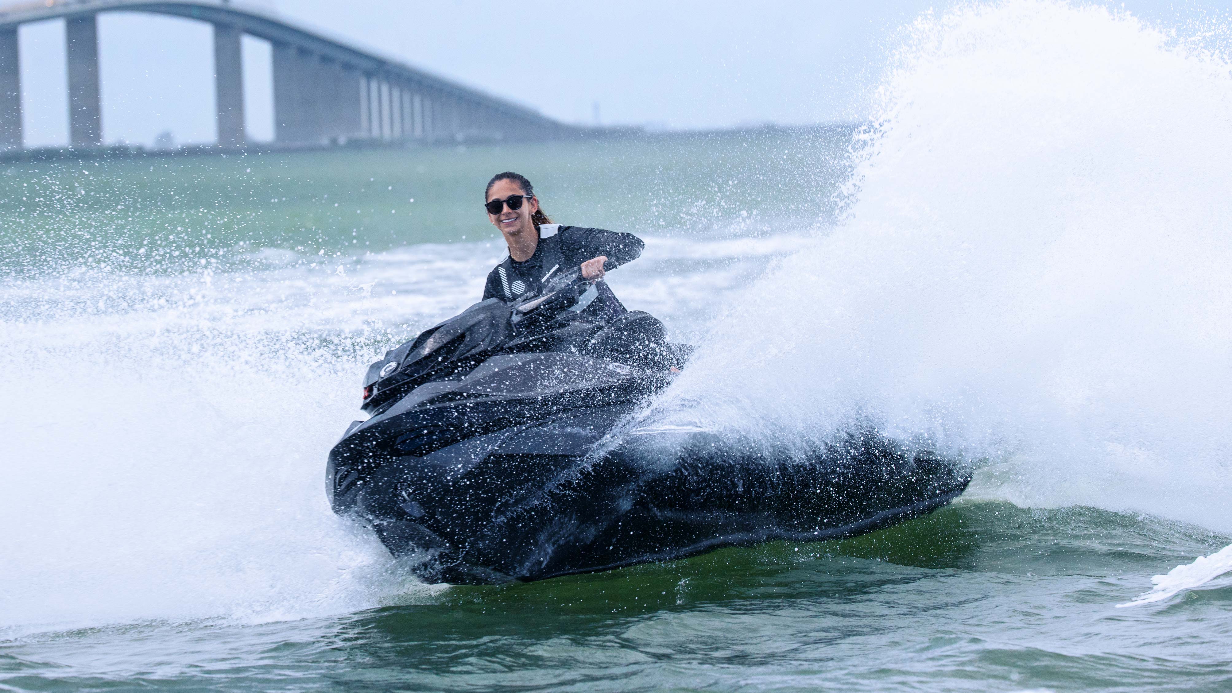 Mujer conduciendo su Sea-Doo RXP-X 300