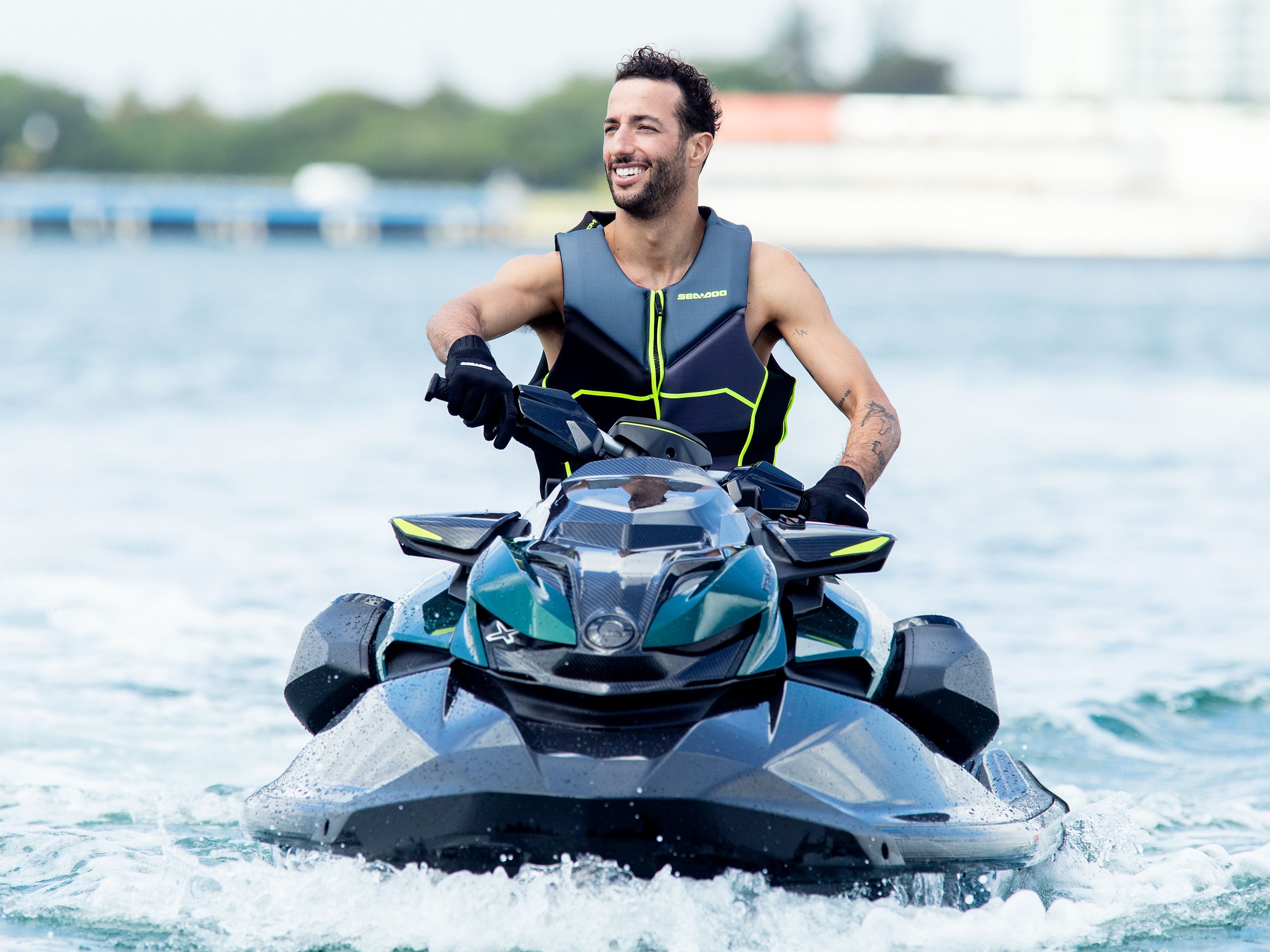 Hombre sonriendo sobre su Sea-Doo RXP-X APEX 300