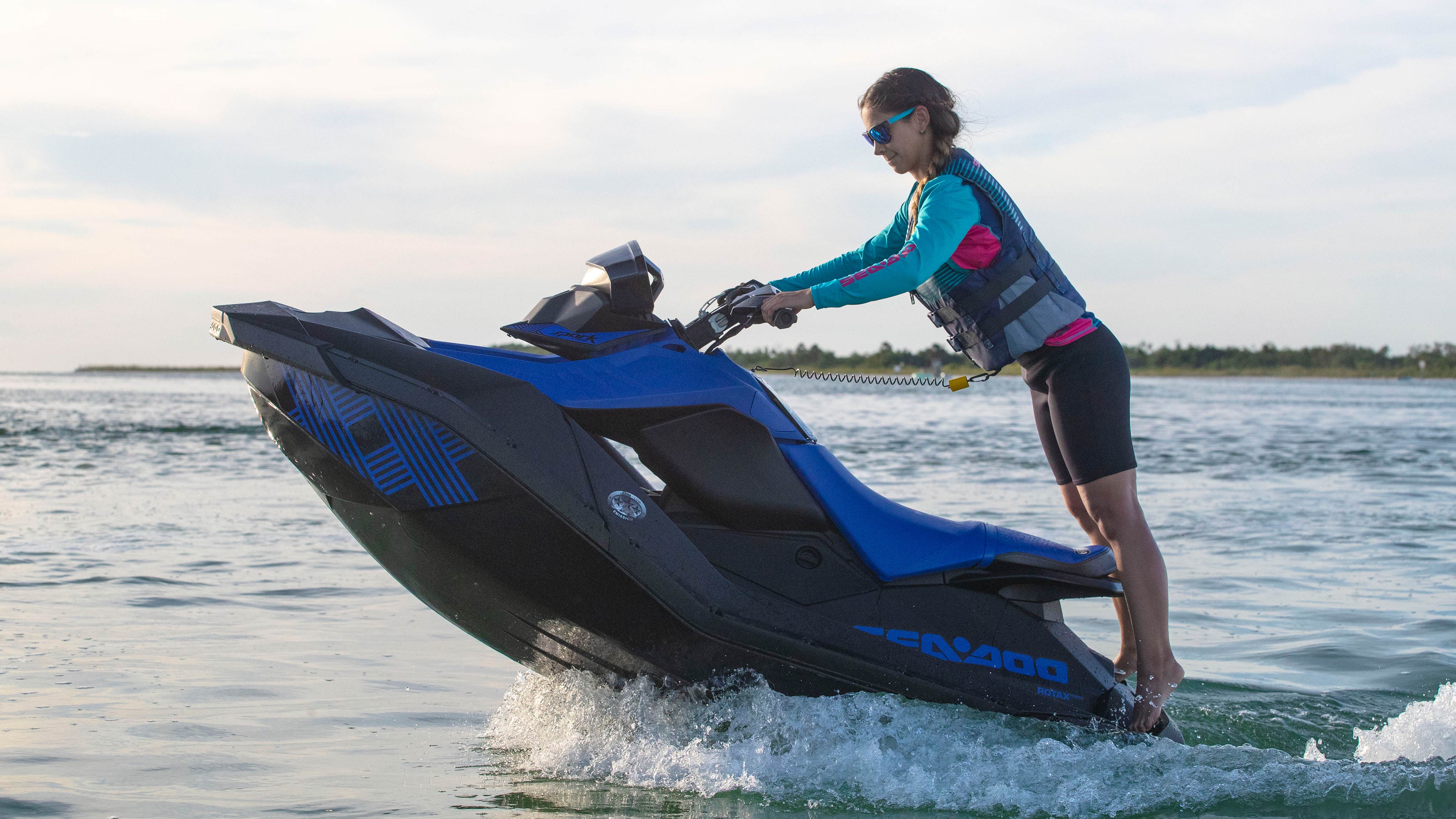 Mujer realizando un truco en su Sea-Doo