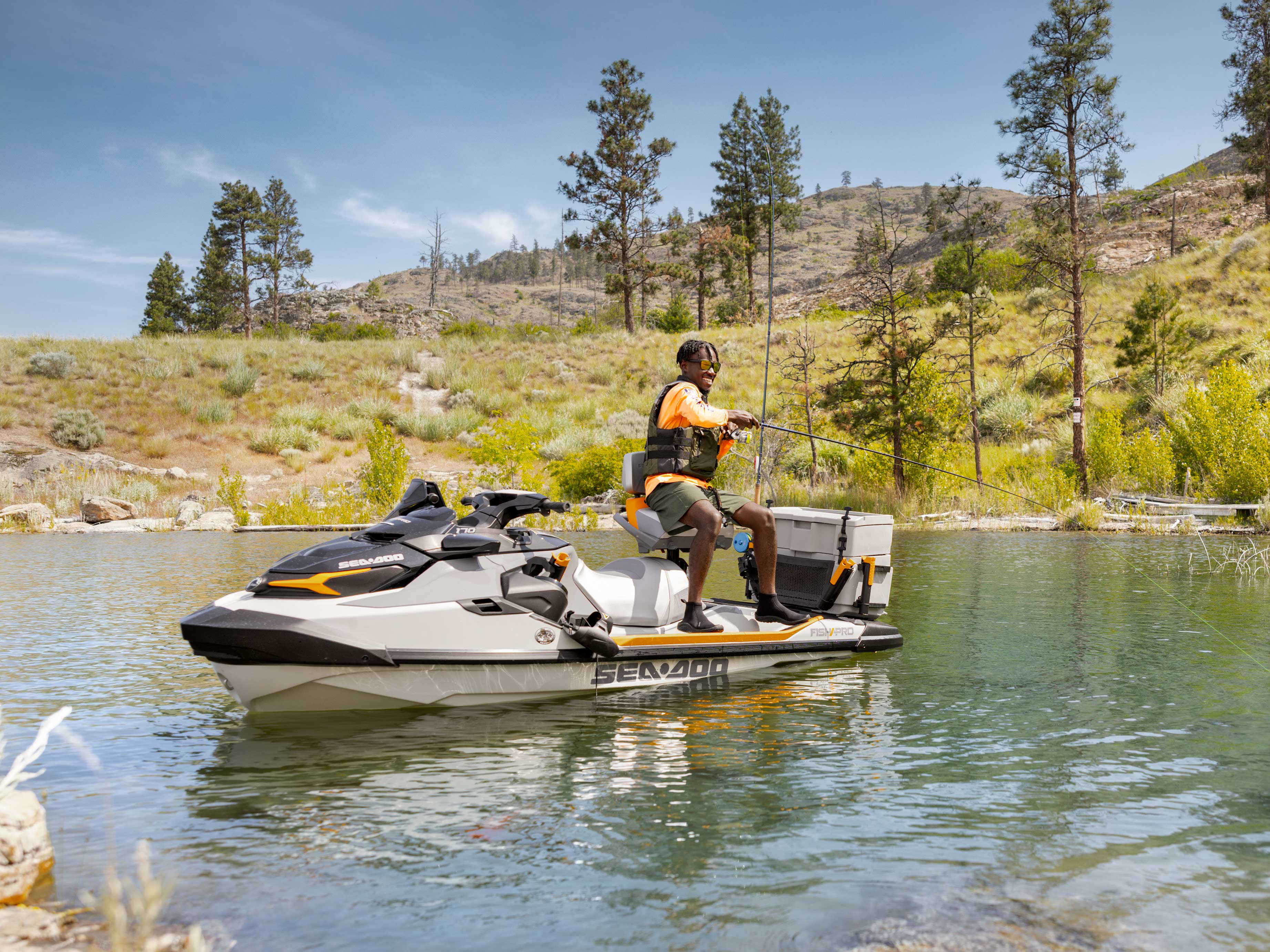 Hombre pescando sobre su Sea-Doo Fish-Pro Trophy