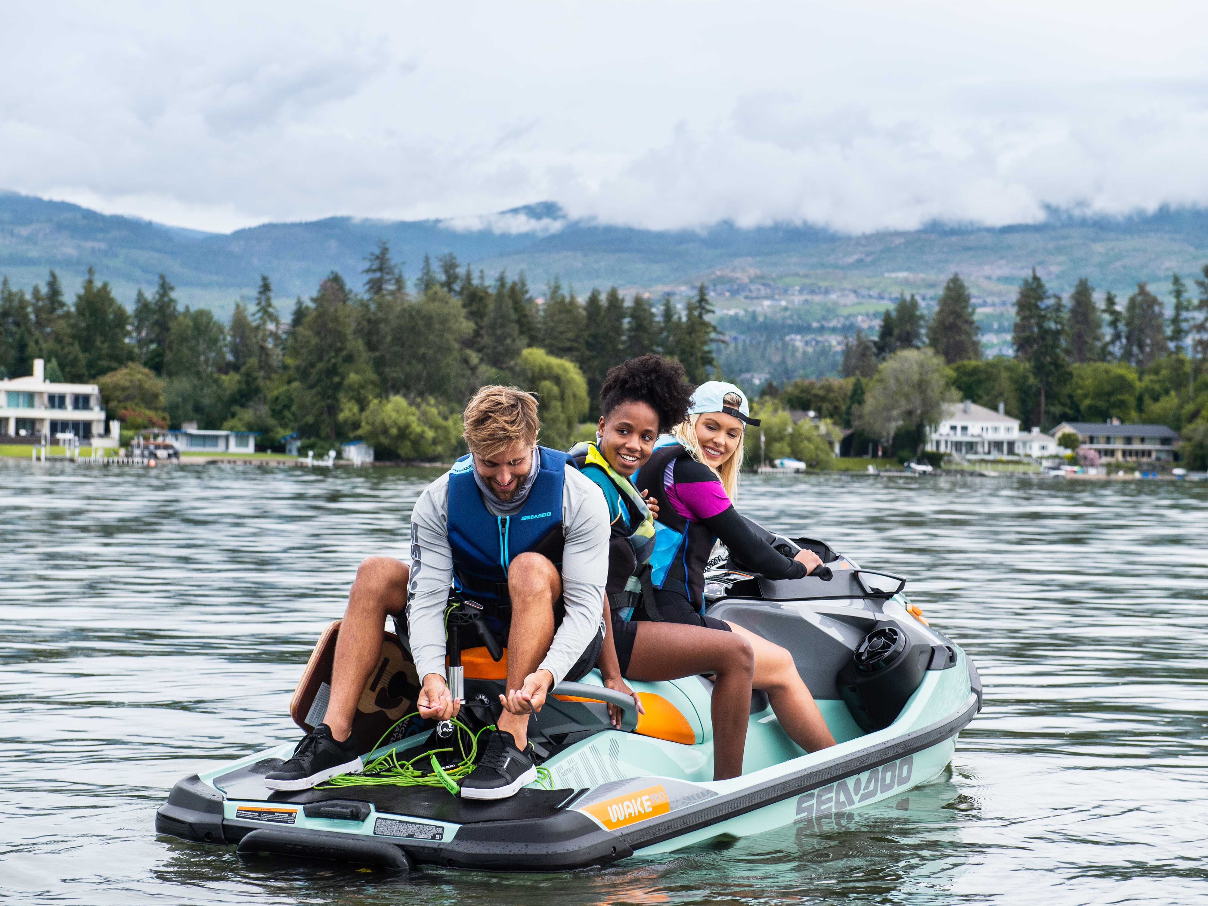 Grupo de amigos preparándose para hacer wakeboard