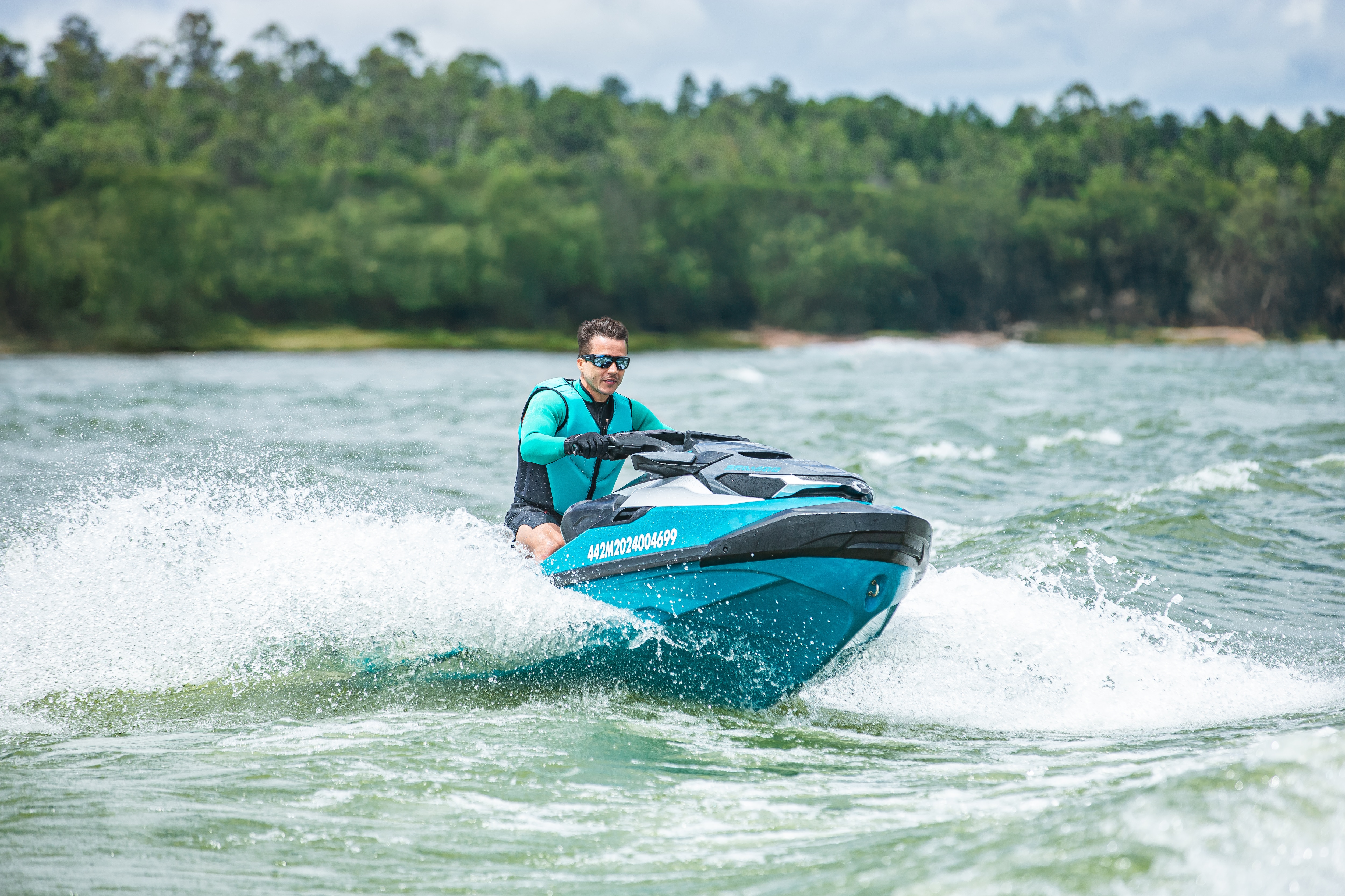 Piloto a bordo de um Sea-Doo, em perspectiva, em alta velocidade