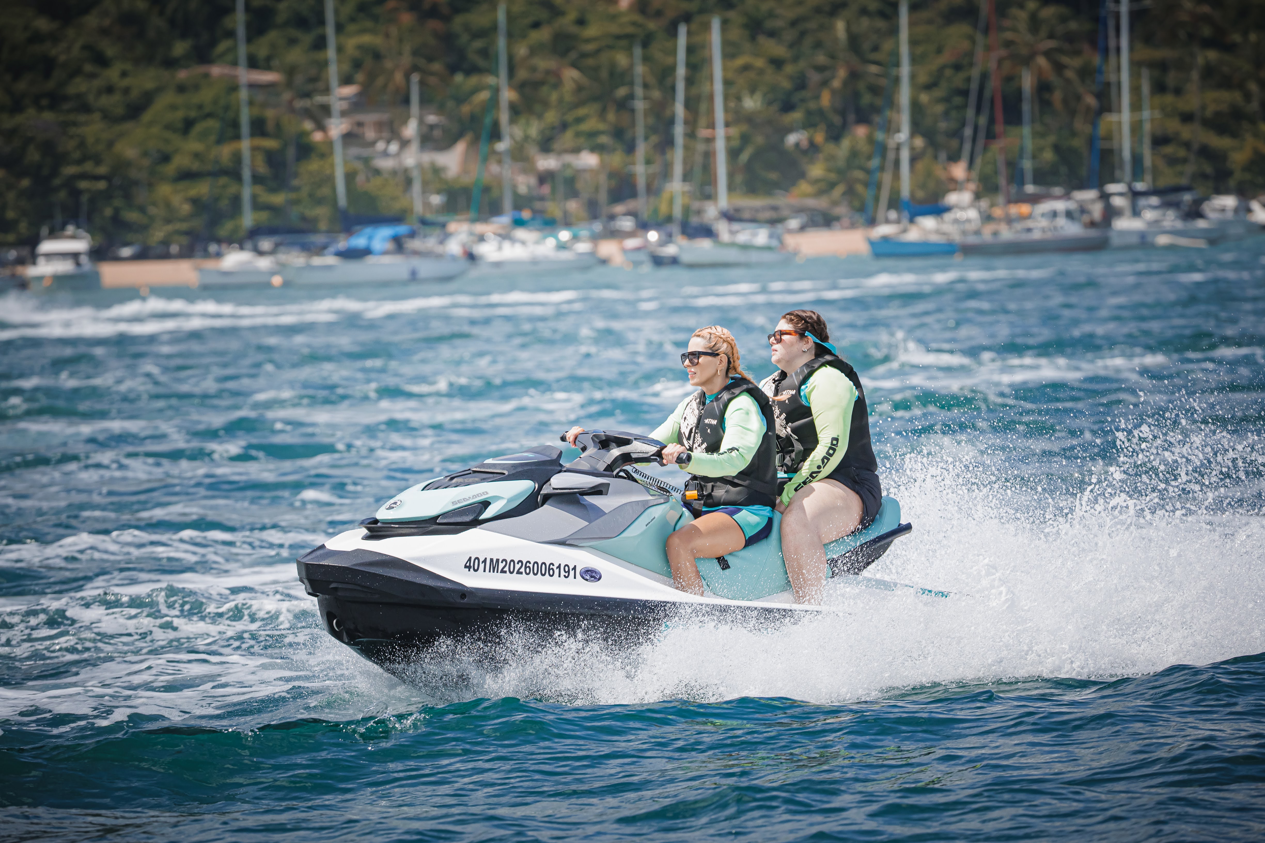 Duas mulheres andando em uma moto aquática Sea-Doo GTI