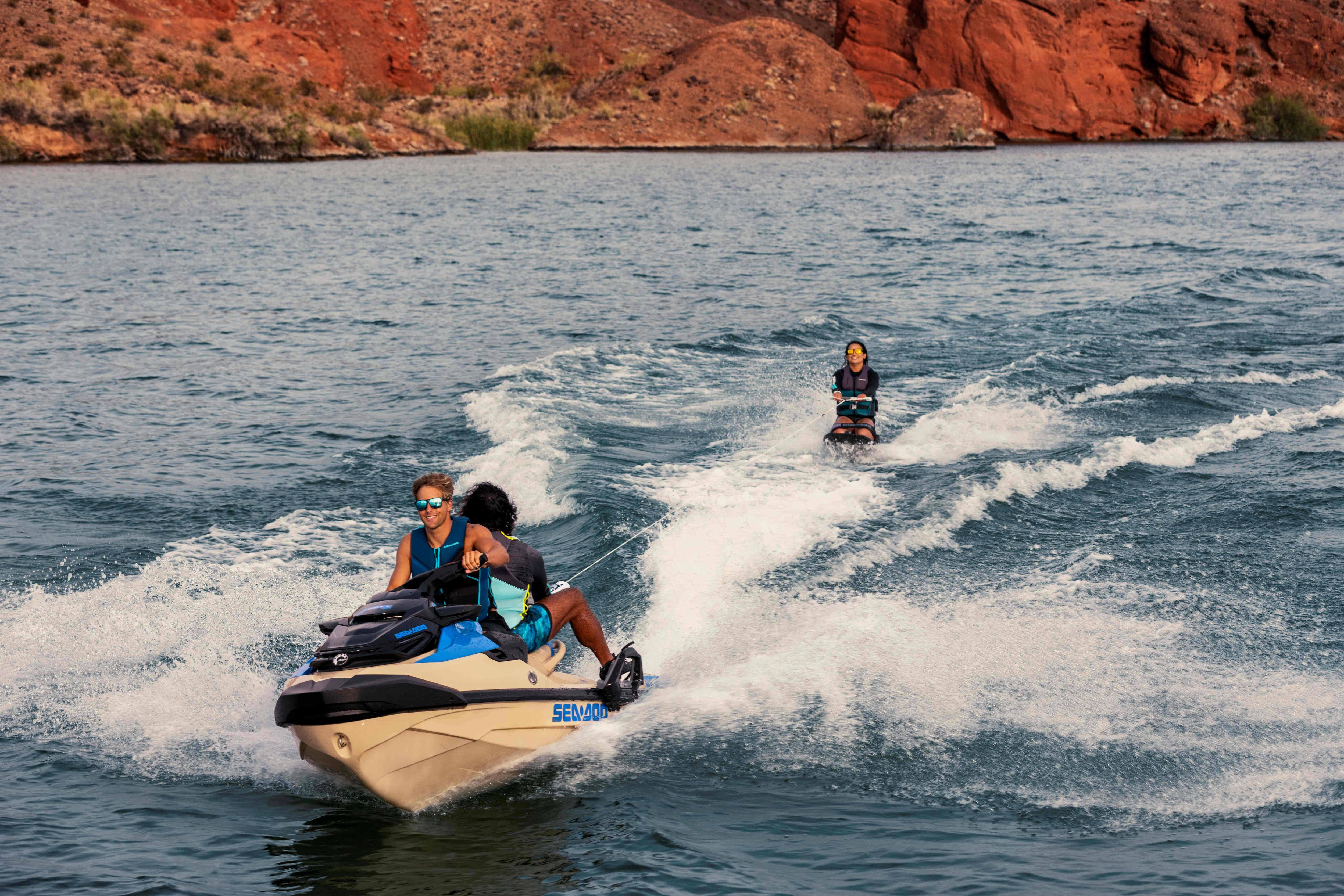 Personas divirtiéndose en el mar mientras conducen una Sea-Doo