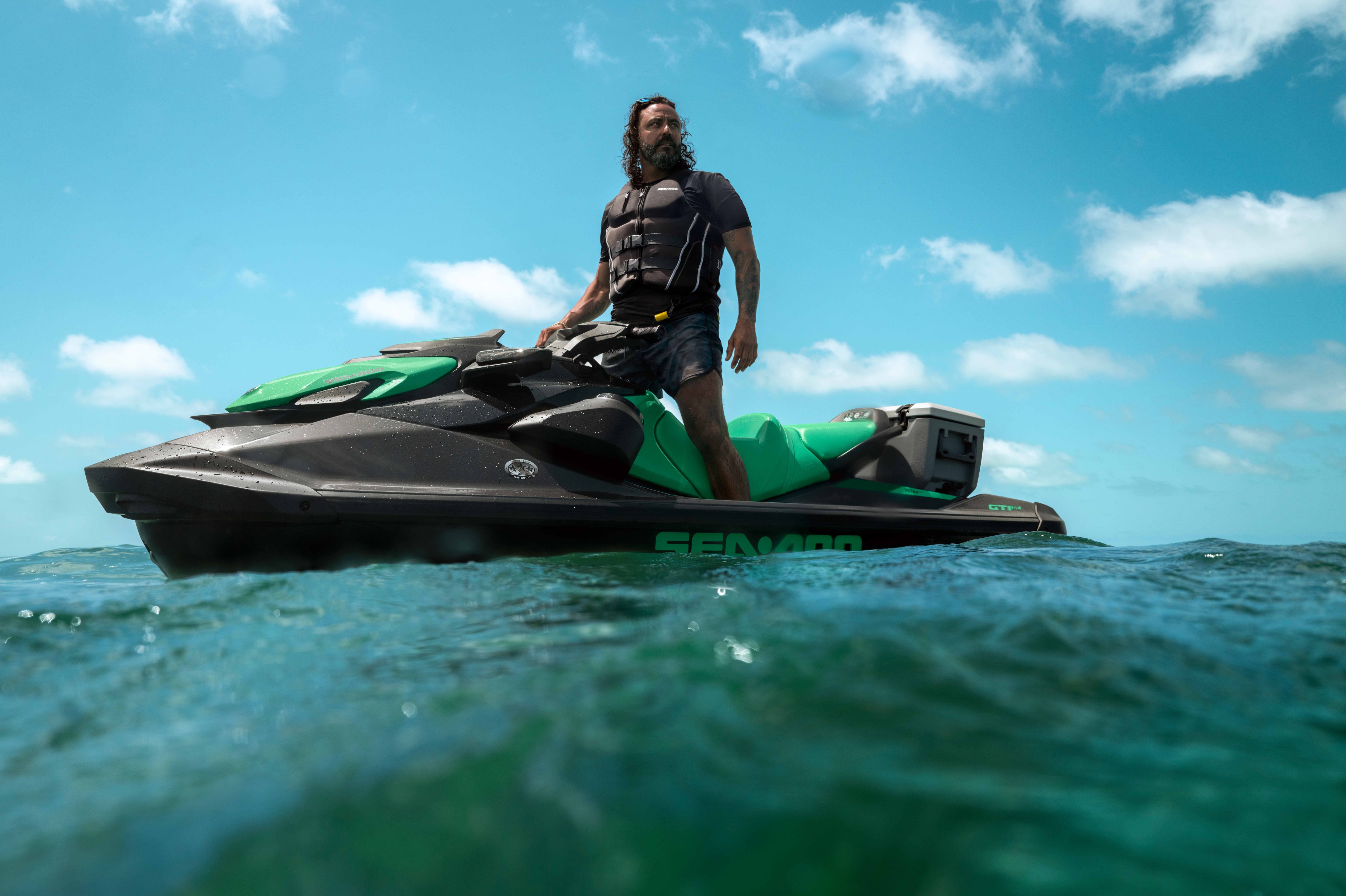Hombre en el mar de pie en una Sea-Doo			