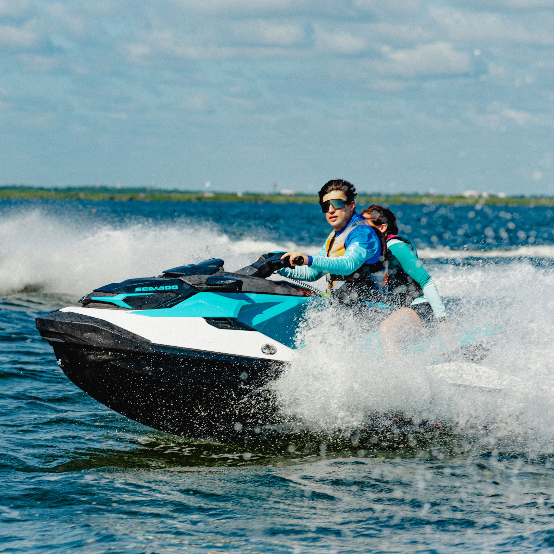 Pareja en una Sea-Doo a velocidad rápida