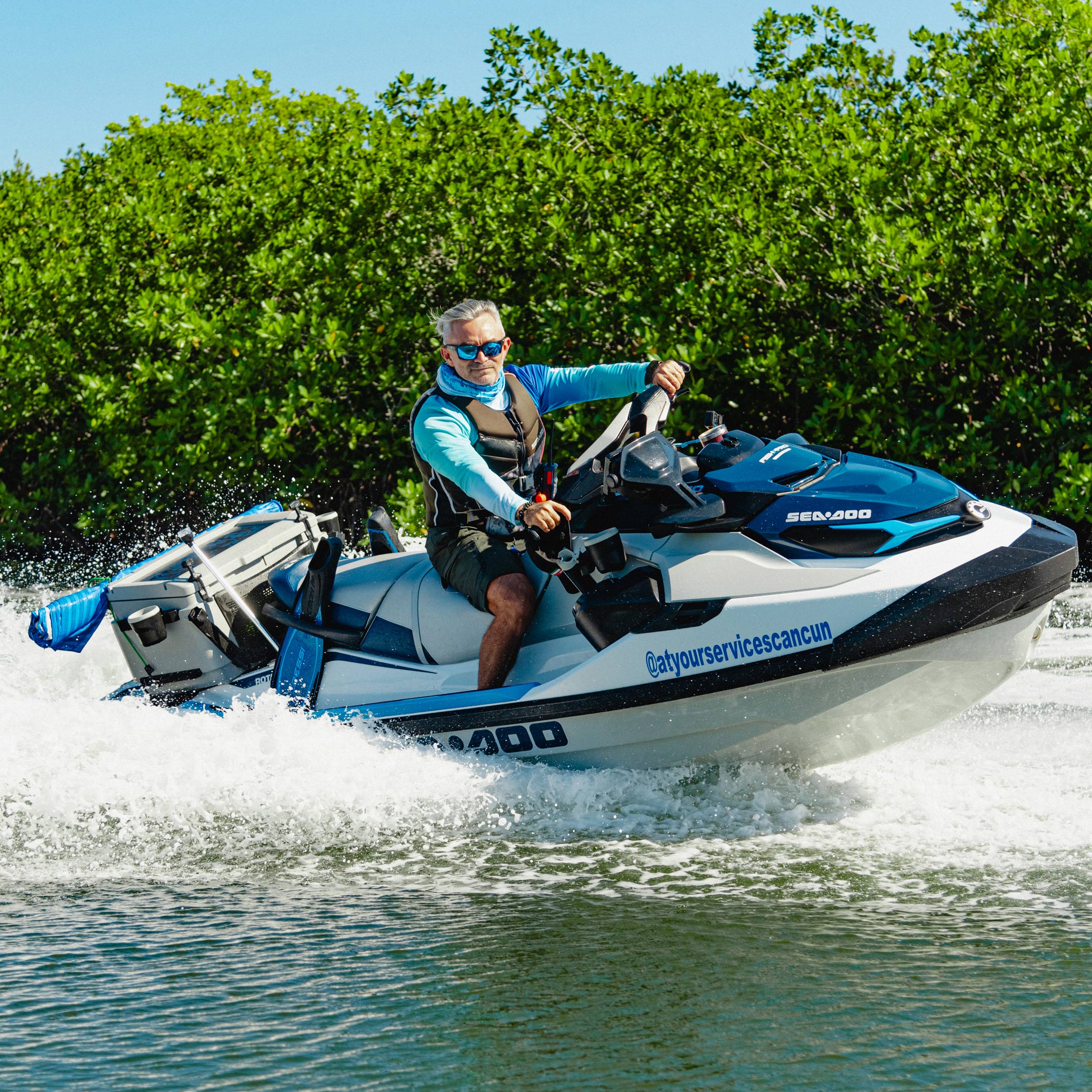 Hombre conduciendo una Sea-Doo