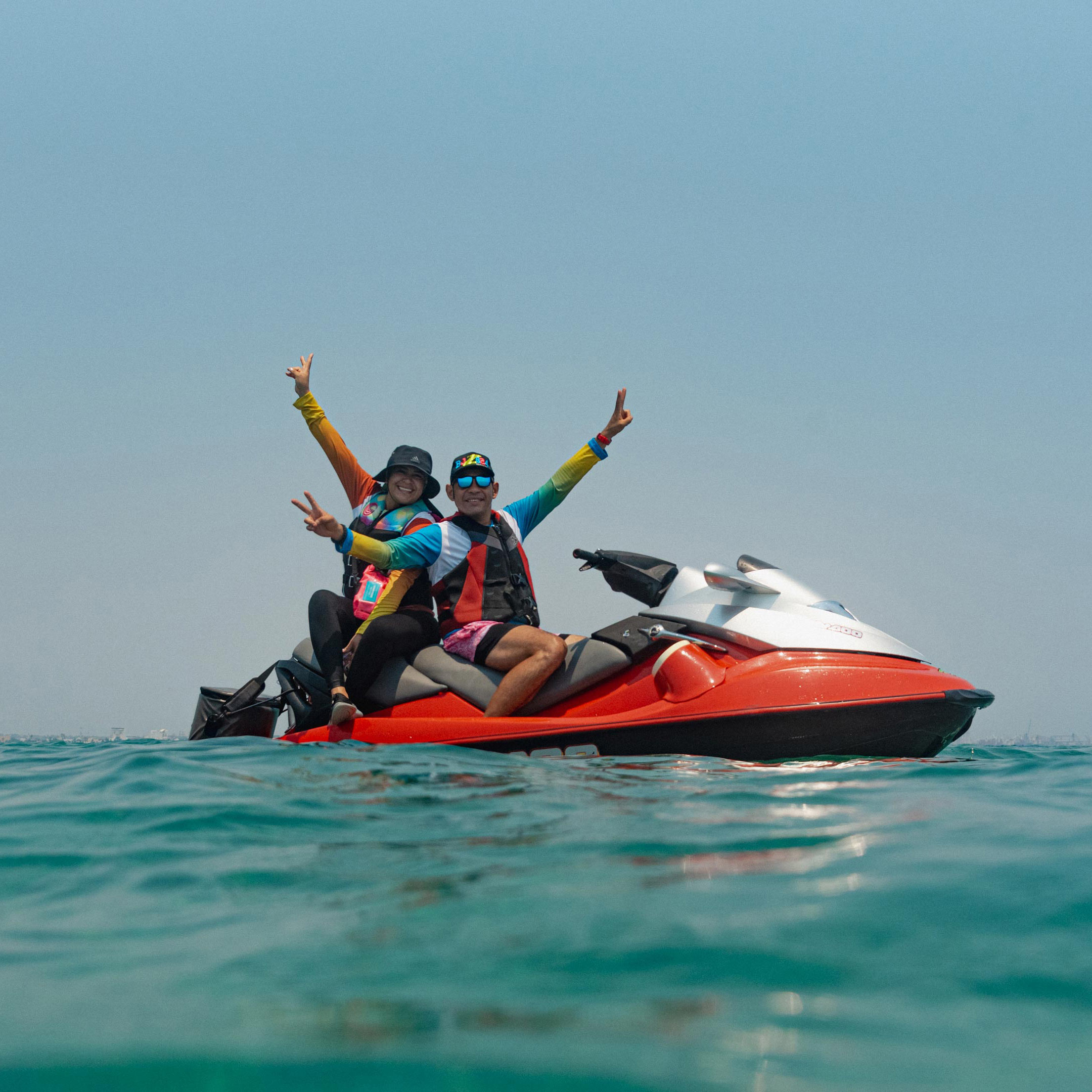 Pareja arriba de una Sea-Doo