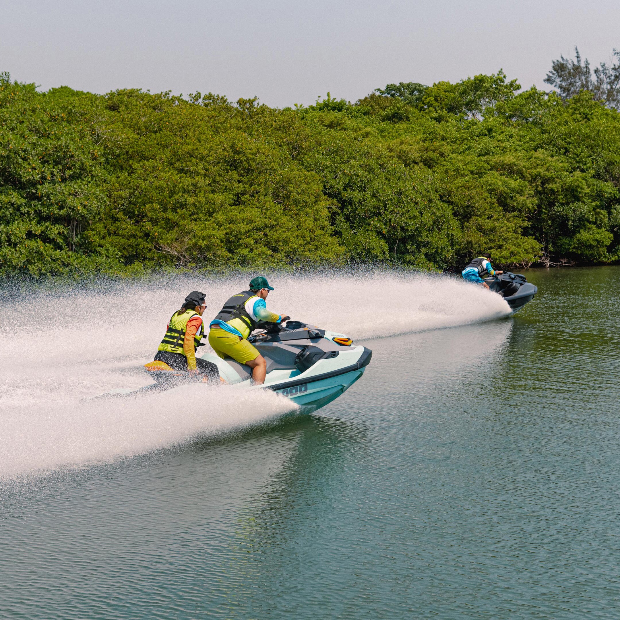 Dos Sea-Doo a velocidad rápida 