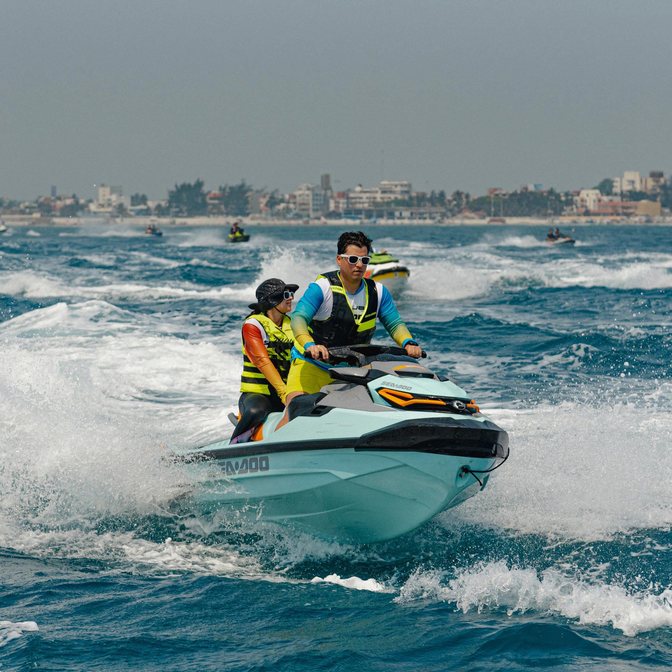Hombre conduciendo en el mar