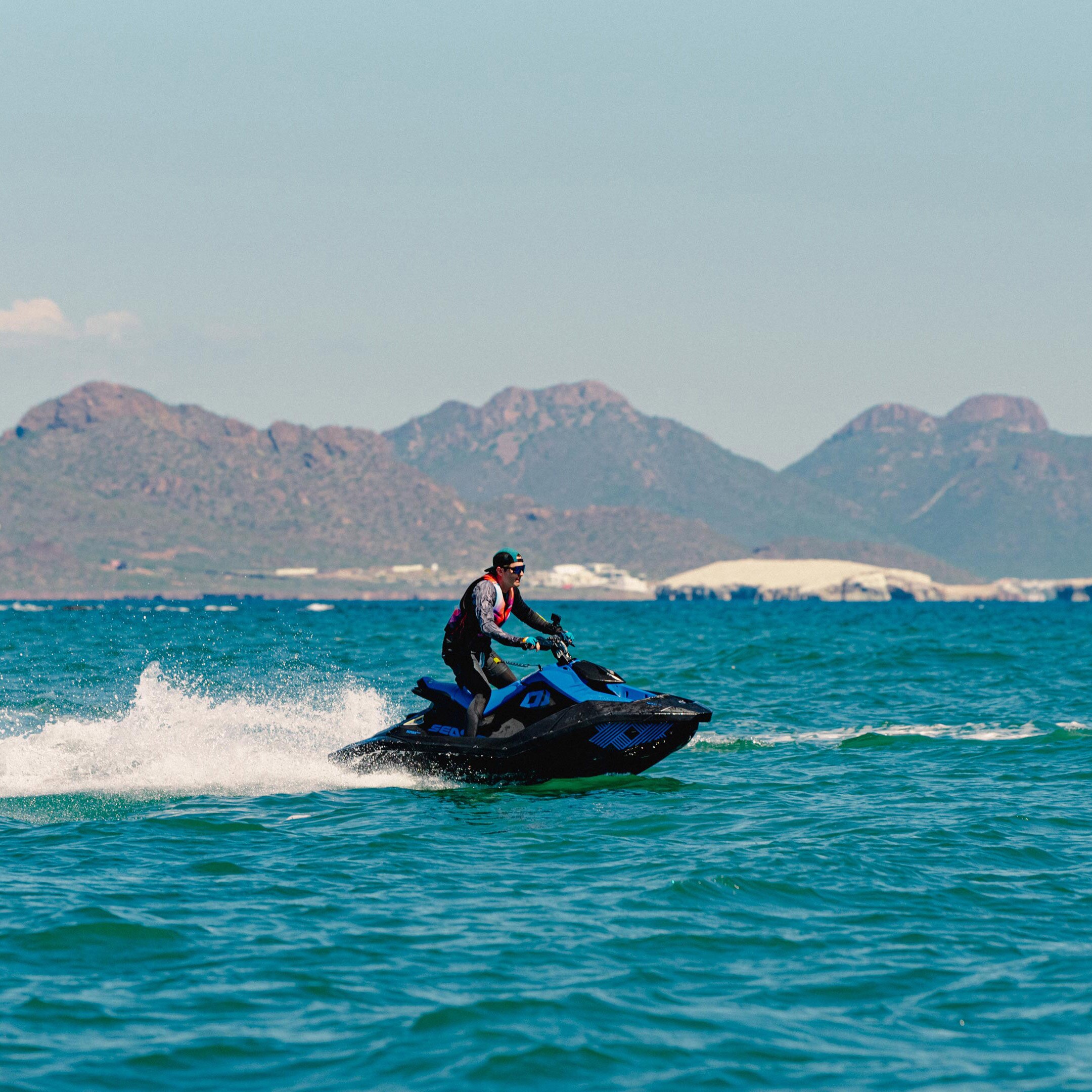 Hombre conduciendo una Sea-Doo