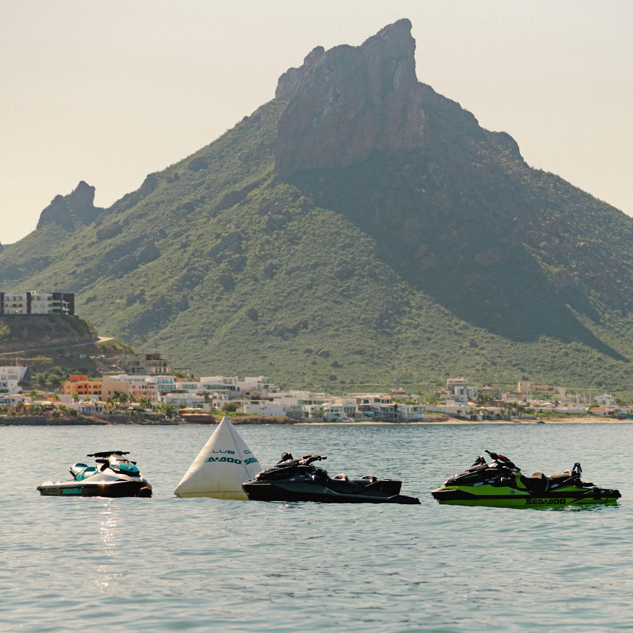 Tres motos Sea-Doo en el agua