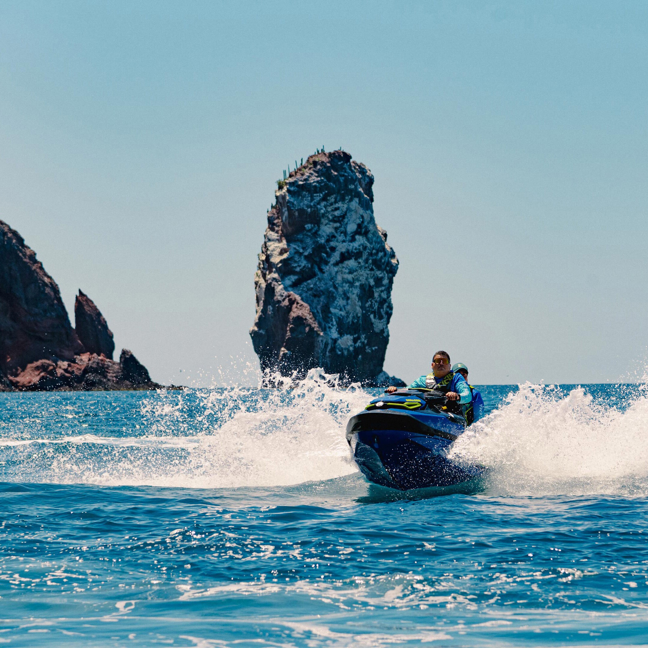 Hombre conduciendo una Sea-Doo