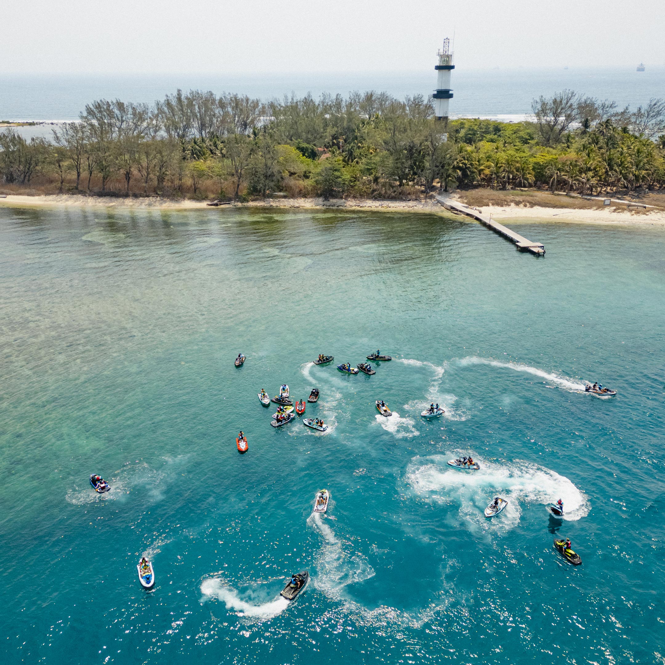 Grupo de personas en el mar